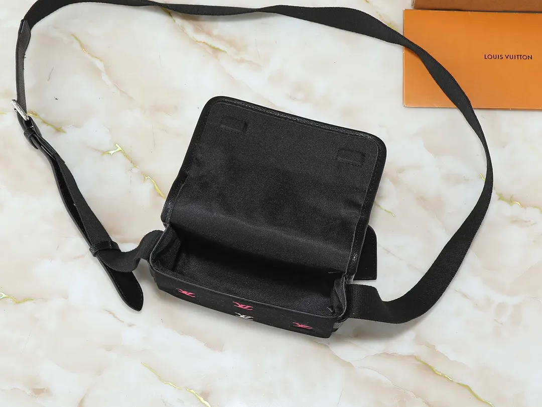 💰200💰Upgraded from the original M13963 M12599 M12637 The latest Bosphore mini handbag is named after the brand's retro Bosphore series in the 2000s. Its simple lines and compact structure make it comfortable to carry, and it also uses a detachable nameplate to show its classic feel. The adjustable fabric shoulder strap crosses the accordion loop and is a refined detail along with the zippered front pocket. Dimensions: 19x 12x 7 cm (length x height x width)
