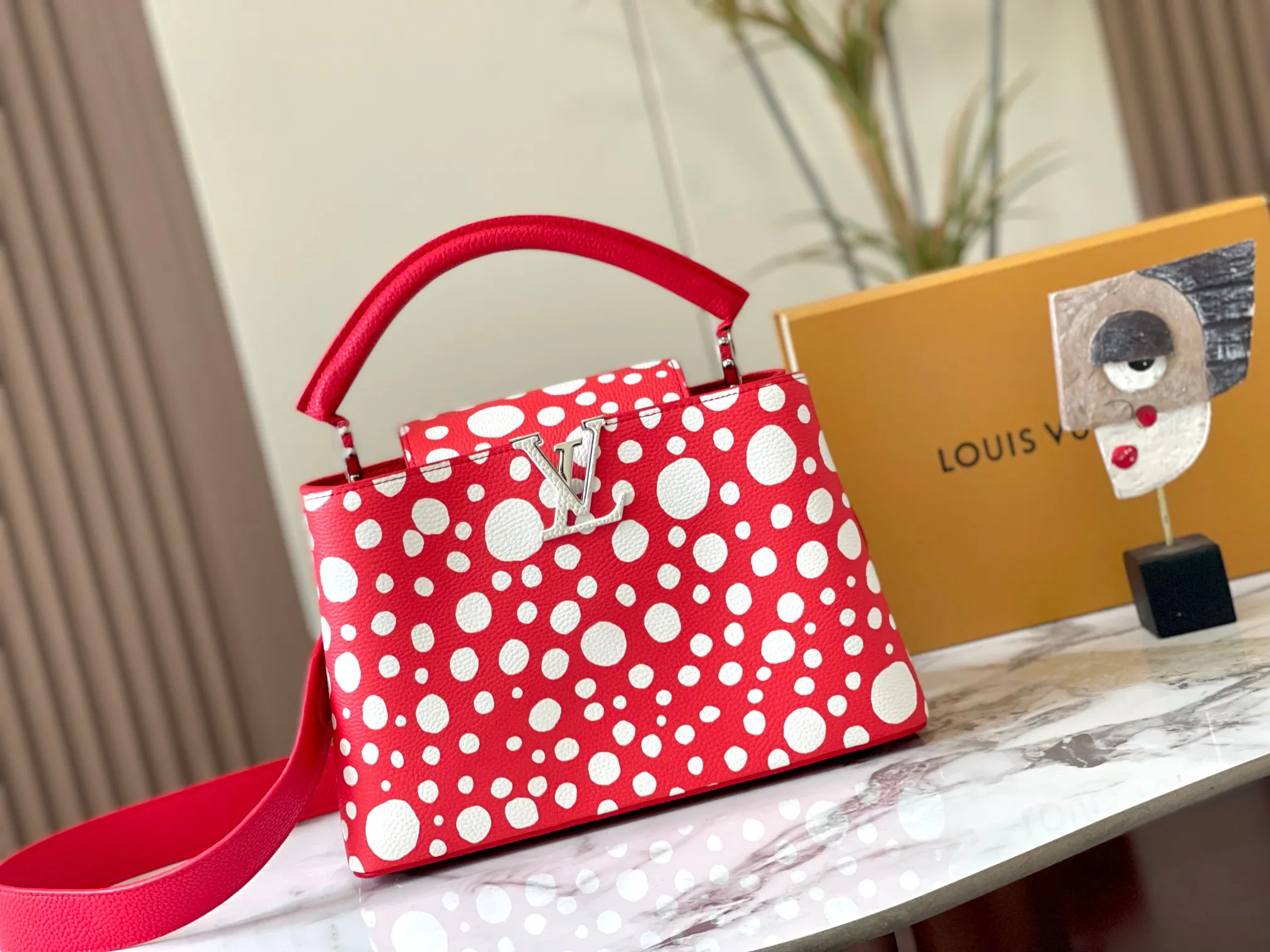 Upgraded version P460 M21665 This LV x YK Capucines medium handbag comes from the Louis Vuitton x Yayoi Kusama collaboration series. The renowned Japanese artist has been obsessed with polka dots as a symbol of infinity since childhood, and finds a dazzling expression in supple Taurillon leather decorated with 3D hand-painted polka dot prints. Detailed features 31.5 x 20 x 11 cm (length x height x width)