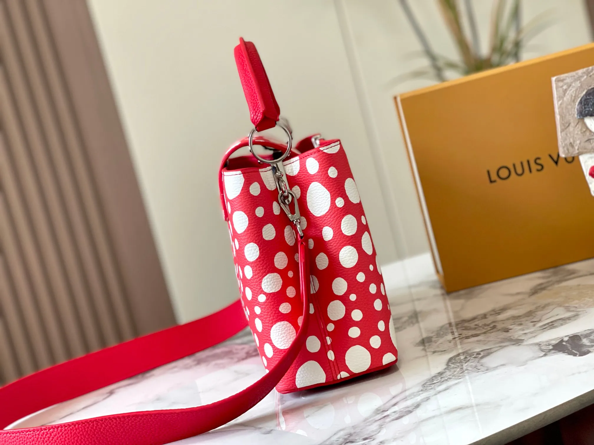 Upgraded version P460 M21665 This LV x YK Capucines medium handbag comes from the Louis Vuitton x Yayoi Kusama collaboration series. The renowned Japanese artist has been obsessed with polka dots as a symbol of infinity since childhood, and finds a dazzling expression in supple Taurillon leather decorated with 3D hand-painted polka dot prints. Detailed features 31.5 x 20 x 11 cm (length x height x width)