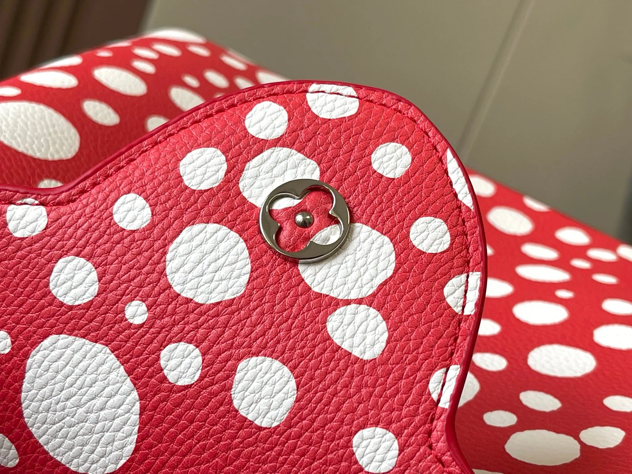 Upgraded version P460 M21665 This LV x YK Capucines medium handbag comes from the Louis Vuitton x Yayoi Kusama collaboration series. The renowned Japanese artist has been obsessed with polka dots as a symbol of infinity since childhood, and finds a dazzling expression in supple Taurillon leather decorated with 3D hand-painted polka dot prints. Detailed features 31.5 x 20 x 11 cm (length x height x width)