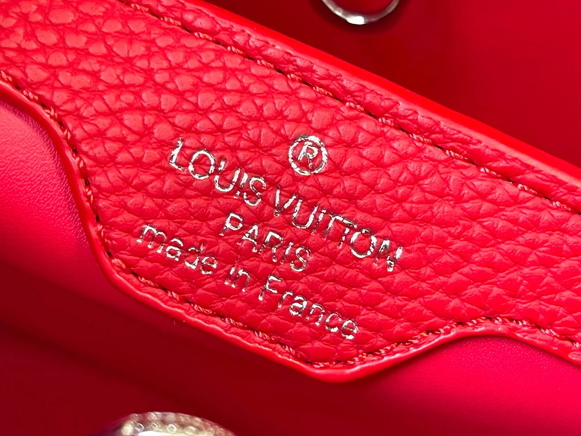 Upgraded version P460 M21665 This LV x YK Capucines medium handbag comes from the Louis Vuitton x Yayoi Kusama collaboration series. The renowned Japanese artist has been obsessed with polka dots as a symbol of infinity since childhood, and finds a dazzling expression in supple Taurillon leather decorated with 3D hand-painted polka dot prints. Detailed features 31.5 x 20 x 11 cm (length x height x width)