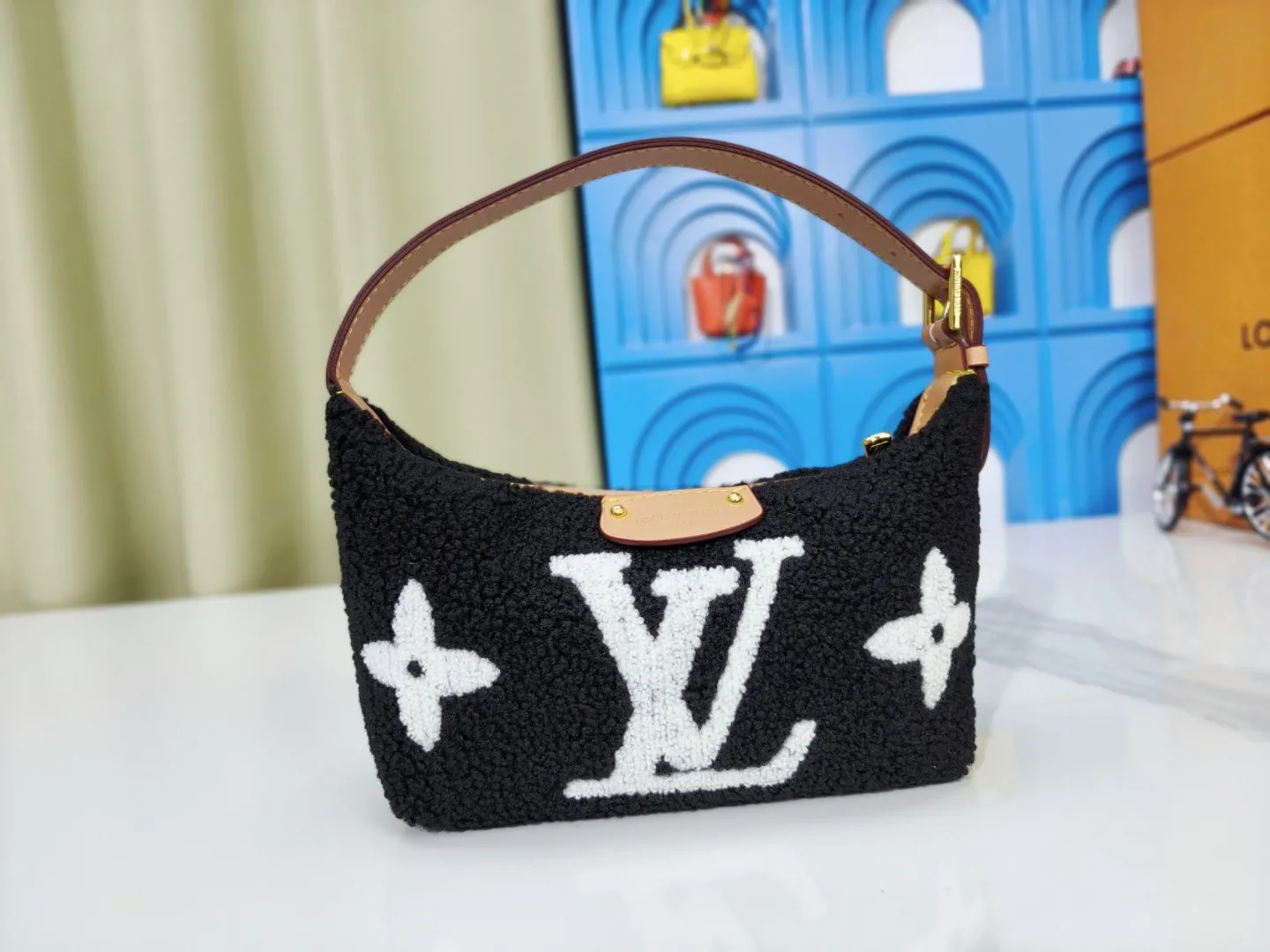 💰200💰The upgraded original M11920 LV Ski series Hills Pochette clutch is embellished with dazzling metal parts, injecting dynamic vitality into the ski vacation. Made from shearling in a soft Monogram pattern, it can be worn over the shoulder or by hand. Dimensions: 18.5 x 11.0 x 6.5 cm (length x height x width)