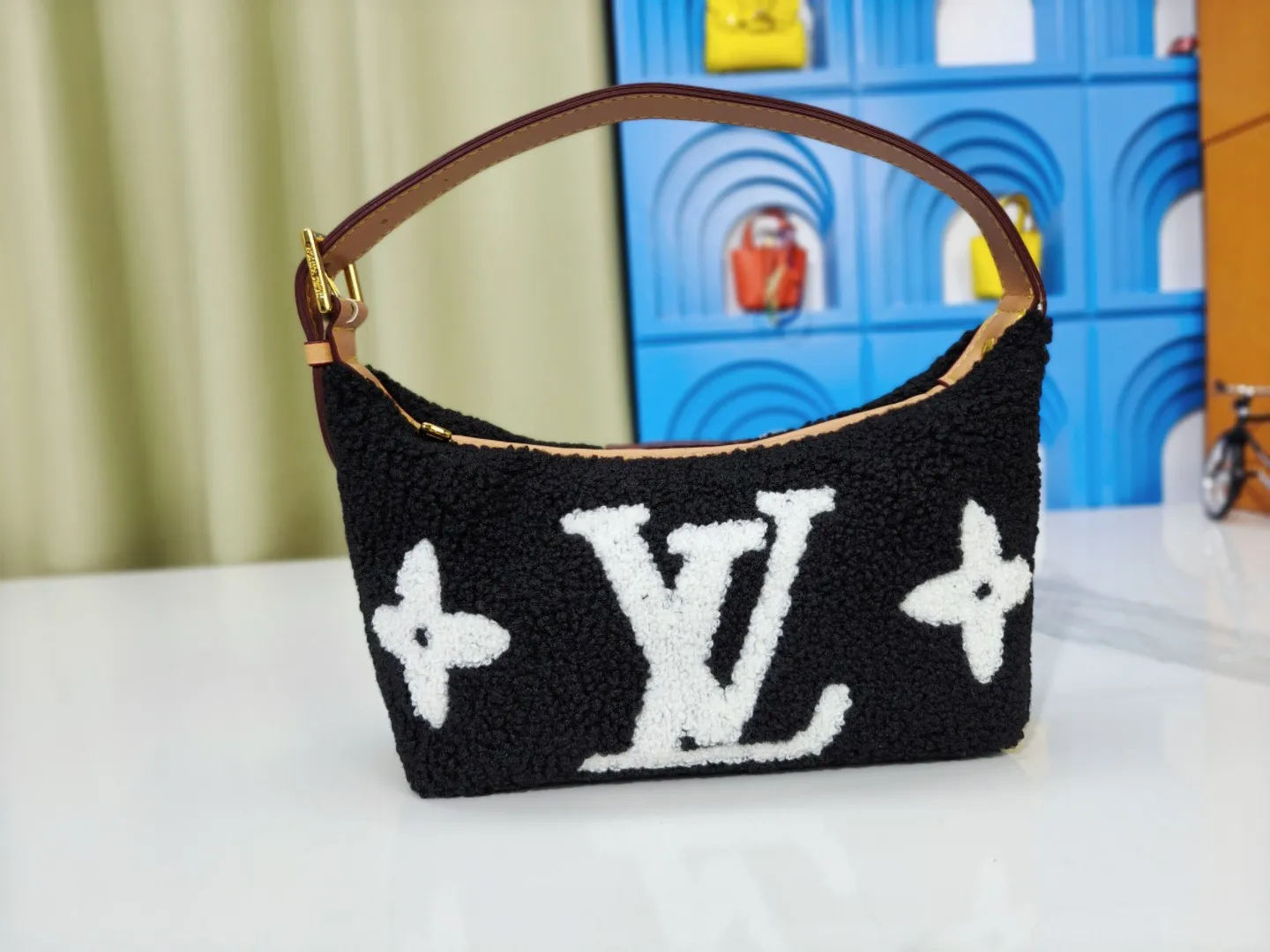 💰200💰The upgraded original M11920 LV Ski series Hills Pochette clutch is embellished with dazzling metal parts, injecting dynamic vitality into the ski vacation. Made from shearling in a soft Monogram pattern, it can be worn over the shoulder or by hand. Dimensions: 18.5 x 11.0 x 6.5 cm (length x height x width)