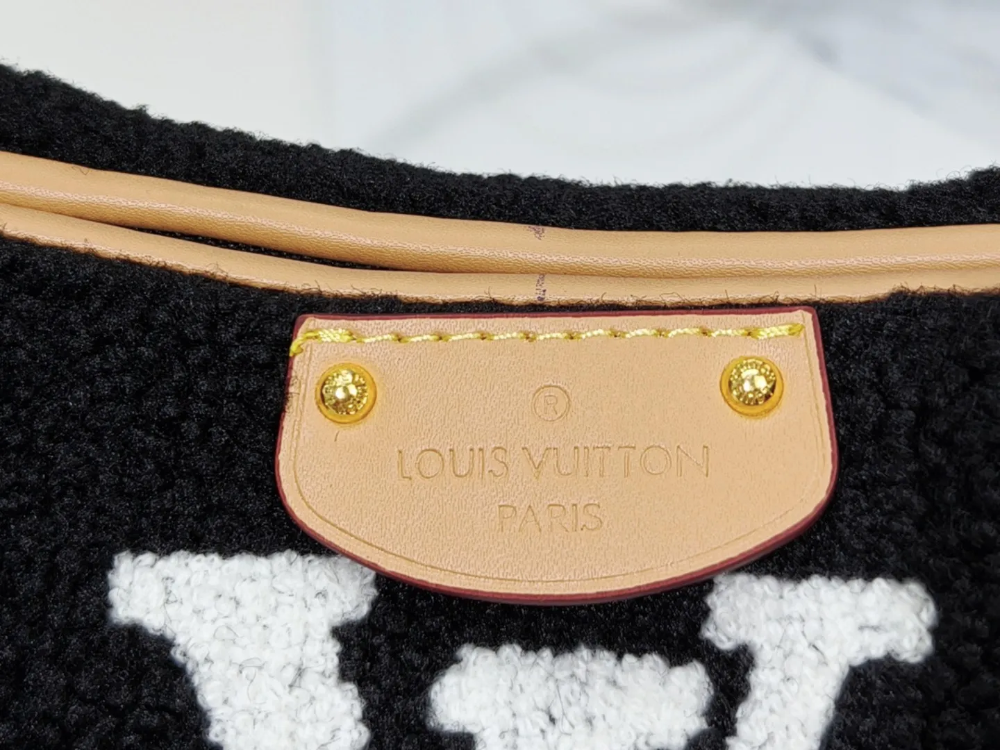 💰200💰The upgraded original M11920 LV Ski series Hills Pochette clutch is embellished with dazzling metal parts, injecting dynamic vitality into the ski vacation. Made from shearling in a soft Monogram pattern, it can be worn over the shoulder or by hand. Dimensions: 18.5 x 11.0 x 6.5 cm (length x height x width)