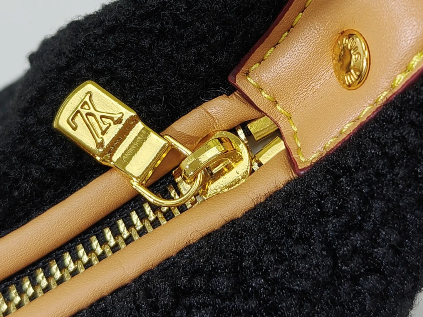 💰200💰The upgraded original M11920 LV Ski series Hills Pochette clutch is embellished with dazzling metal parts, injecting dynamic vitality into the ski vacation. Made from shearling in a soft Monogram pattern, it can be worn over the shoulder or by hand. Dimensions: 18.5 x 11.0 x 6.5 cm (length x height x width)