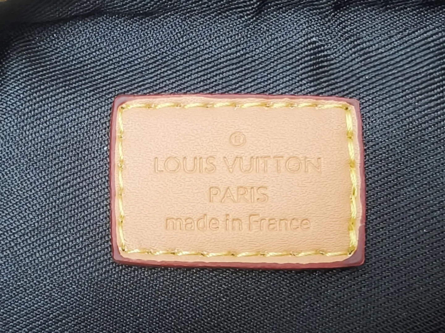 💰200💰The upgraded original M11920 LV Ski series Hills Pochette clutch is embellished with dazzling metal parts, injecting dynamic vitality into the ski vacation. Made from shearling in a soft Monogram pattern, it can be worn over the shoulder or by hand. Dimensions: 18.5 x 11.0 x 6.5 cm (length x height x width)