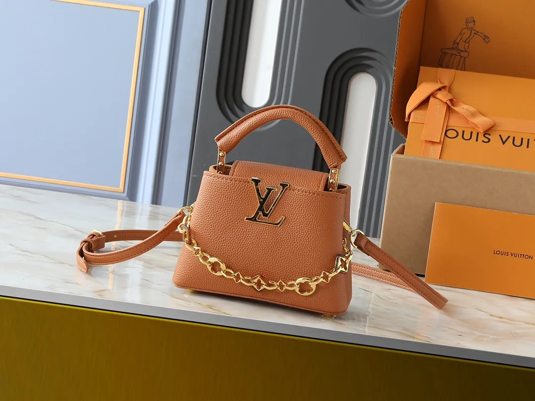 💰420💰Guangzhou goods Upgraded original M14381 M14970 M14393 M14972 M14971 This Capucines series is named after the Paris street where Louis Vuitton first opened its store in 1854. This time it is added to the Harmony series through a mini version design. Taurillon cow leather creates a classic structure, and the decorative chain gives the Monogram floral jewelry texture. There is plenty of space to store daily necessities such as a short wallet, keys, and lipstick. Dimensions: 21.0 x 14.0 x 8.0 cm (length x height x width)
