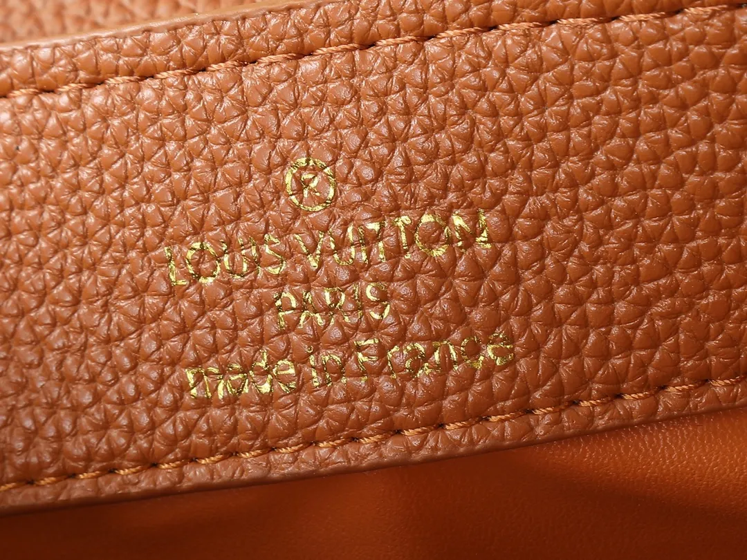 💰420💰Guangzhou goods Upgraded original M14381 M14970 M14393 M14972 M14971 This Capucines series is named after the Paris street where Louis Vuitton first opened its store in 1854. This time it is added to the Harmony series through a mini version design. Taurillon cow leather creates a classic structure, and the decorative chain gives the Monogram floral jewelry texture. There is plenty of space to store daily necessities such as a short wallet, keys, and lipstick. Dimensions: 21.0 x 14.0 x 8.0 cm (length x height x width)