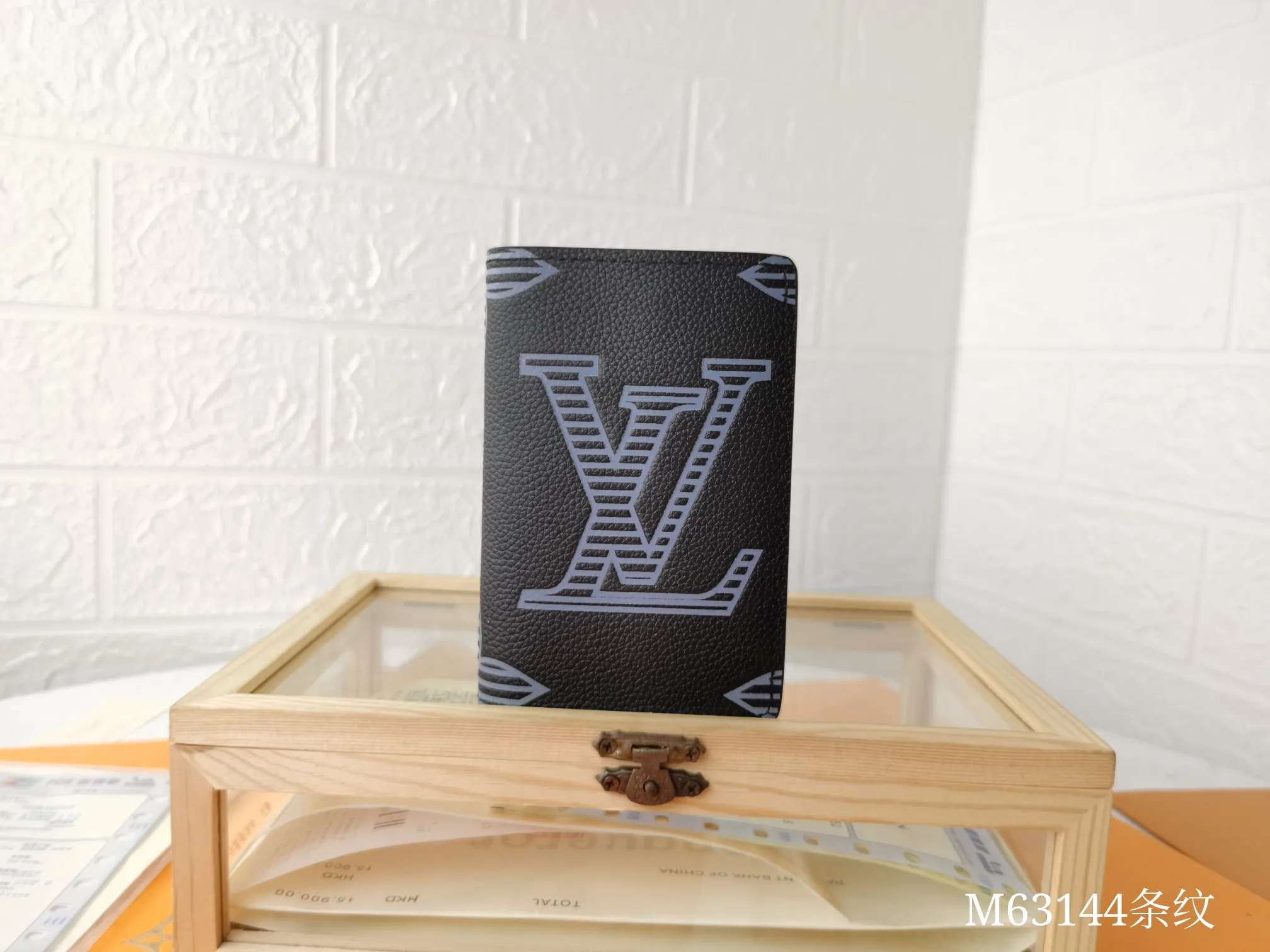 P110💰Top original version💎【Real shot, own background】M63144 stripe and print Louis Vuitton pocket wallet made of black Monogram Shadow calfskin, an elegant choice for carrying daily items. The Monogram Shadow leather with classic Monogram embossing is soft in texture, compact in size and simple in appearance. It has several pockets and credit card slots inside. Size: 8×11×1cm