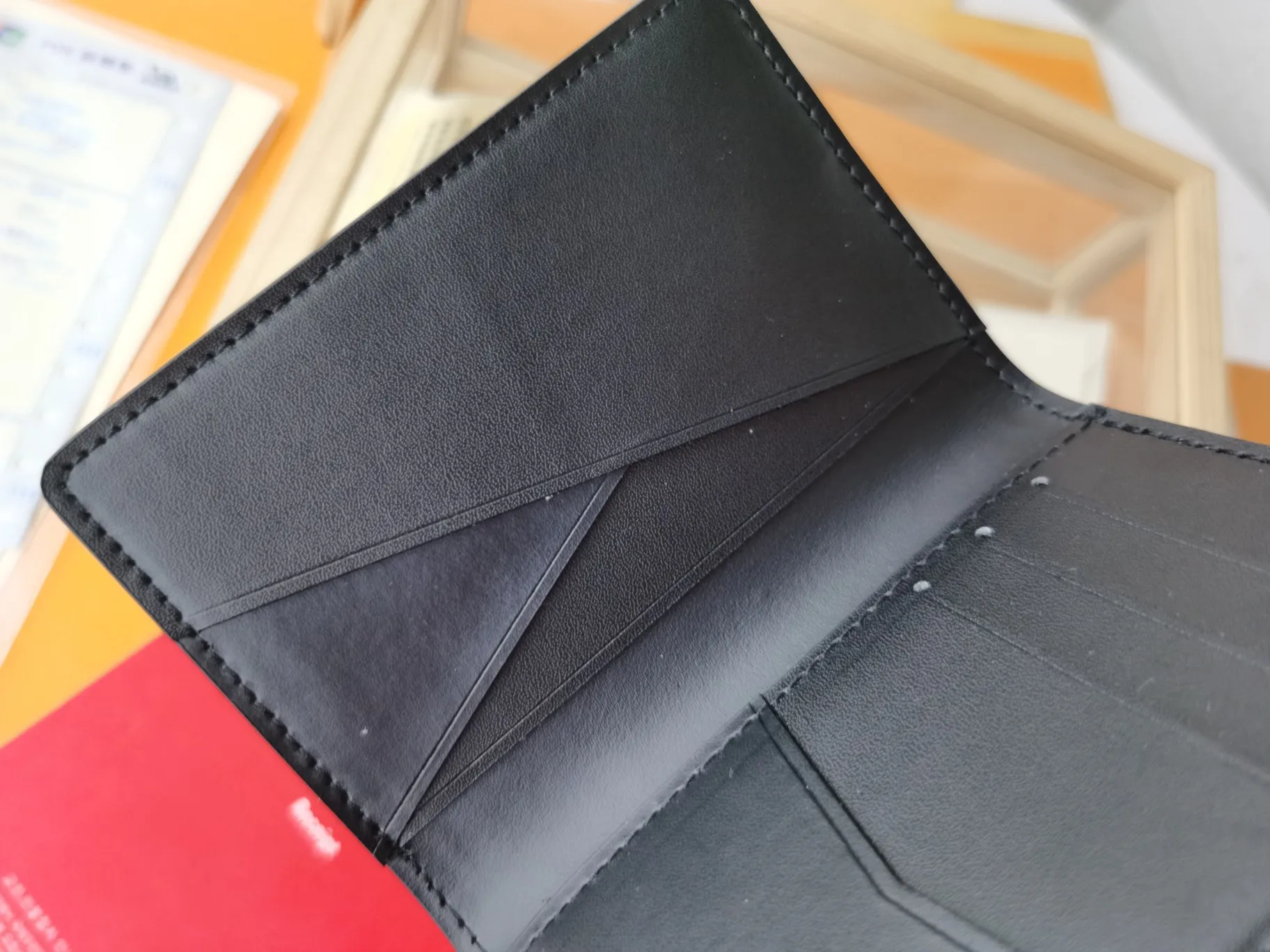 P110💰Top original version💎【Real shot, own background】M63144 stripe and print Louis Vuitton pocket wallet made of black Monogram Shadow calfskin, an elegant choice for carrying daily items. The Monogram Shadow leather with classic Monogram embossing is soft in texture, compact in size and simple in appearance. It has several pockets and credit card slots inside. Size: 8×11×1cm