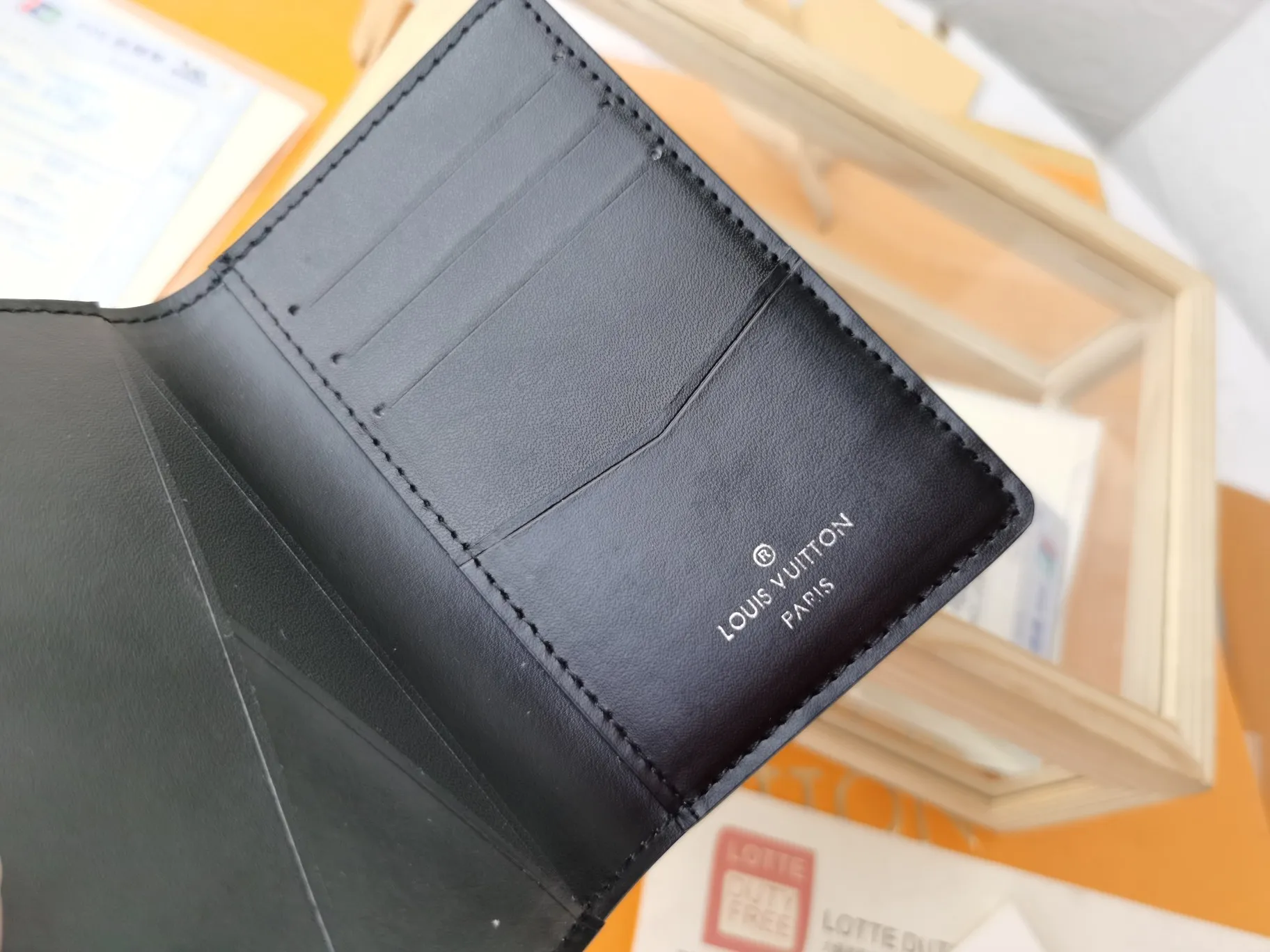 P110💰Top original version💎【Real shot, own background】M63144 stripe and print Louis Vuitton pocket wallet made of black Monogram Shadow calfskin, an elegant choice for carrying daily items. The Monogram Shadow leather with classic Monogram embossing is soft in texture, compact in size and simple in appearance. It has several pockets and credit card slots inside. Size: 8×11×1cm