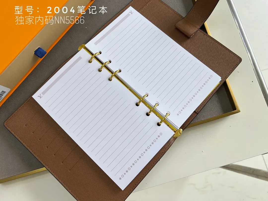💰140 Top Original 💎 Latest Date 📅 Notepad This small notepad cover is made of Monogram canvas and can hold three credit cards. It can also be used as an address book, notebook or calendar. Epi leather is delicately embossed with LV initials and is lined with intertwined textured leather - Push-button closure - Six-ring binder with three rings in a set, six credit card slots and two internal compartments - Notepad insert available separately. Model: 2004 Size: 14x18cm