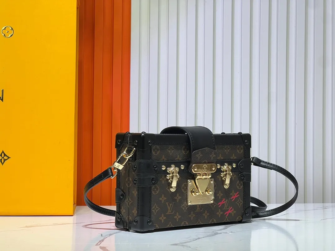 Batch 260💰Upgraded original M86286. This Petite Malle handbag from the 2019 early spring series was jointly created by women's artistic director Nicolas Ghesquière and Grace Coddington. The Catogram decorative design is particularly charming. Made of classic Monogram canvas fabric, equipped with detachable shoulder straps and classic S-shaped buckles, it is elegant and practical.      20.0 x 12.5 x 5.0 cm (length x height x width)