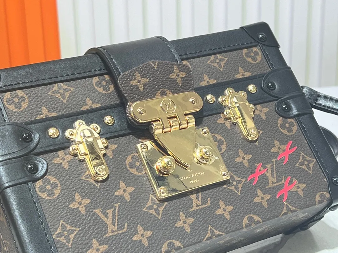 Batch 260💰Upgraded original M86286. This Petite Malle handbag from the 2019 early spring series was jointly created by women's artistic director Nicolas Ghesquière and Grace Coddington. The Catogram decorative design is particularly charming. Made of classic Monogram canvas fabric, equipped with detachable shoulder straps and classic S-shaped buckles, it is elegant and practical.      20.0 x 12.5 x 5.0 cm (length x height x width)