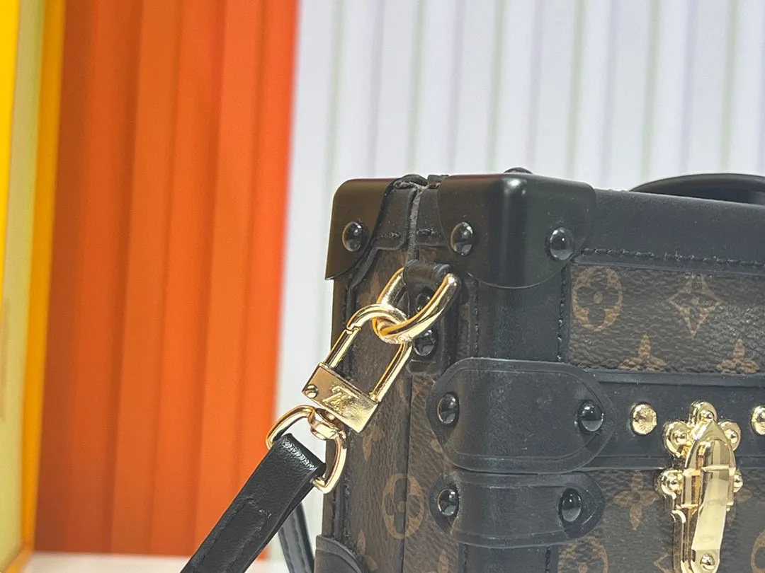 Batch 260💰Upgraded original M86286. This Petite Malle handbag from the 2019 early spring series was jointly created by women's artistic director Nicolas Ghesquière and Grace Coddington. The Catogram decorative design is particularly charming. Made of classic Monogram canvas fabric, equipped with detachable shoulder straps and classic S-shaped buckles, it is elegant and practical.      20.0 x 12.5 x 5.0 cm (length x height x width)