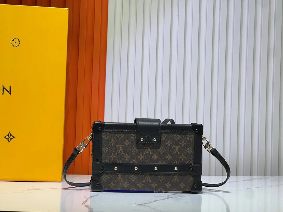 Batch 260💰Upgraded original M86286. This Petite Malle handbag from the 2019 early spring series was jointly created by women's artistic director Nicolas Ghesquière and Grace Coddington. The Catogram decorative design is particularly charming. Made of classic Monogram canvas fabric, equipped with detachable shoulder straps and classic S-shaped buckles, it is elegant and practical.      20.0 x 12.5 x 5.0 cm (length x height x width)