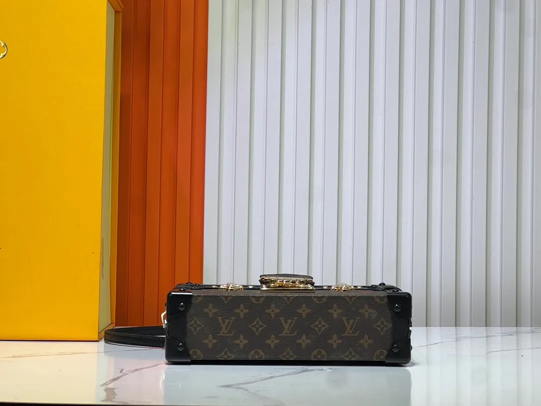 Batch 260💰Upgraded original M86286. This Petite Malle handbag from the 2019 early spring series was jointly created by women's artistic director Nicolas Ghesquière and Grace Coddington. The Catogram decorative design is particularly charming. Made of classic Monogram canvas fabric, equipped with detachable shoulder straps and classic S-shaped buckles, it is elegant and practical.      20.0 x 12.5 x 5.0 cm (length x height x width)