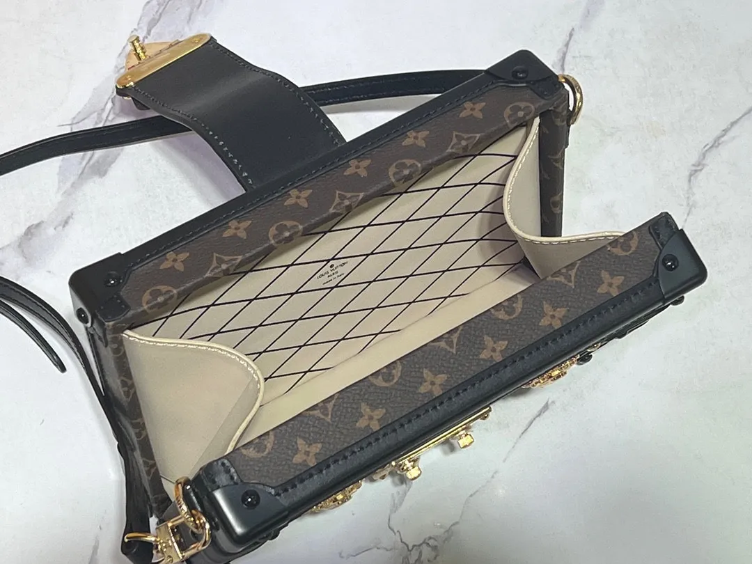 Batch 260💰Upgraded original M86286. This Petite Malle handbag from the 2019 early spring series was jointly created by women's artistic director Nicolas Ghesquière and Grace Coddington. The Catogram decorative design is particularly charming. Made of classic Monogram canvas fabric, equipped with detachable shoulder straps and classic S-shaped buckles, it is elegant and practical.      20.0 x 12.5 x 5.0 cm (length x height x width)