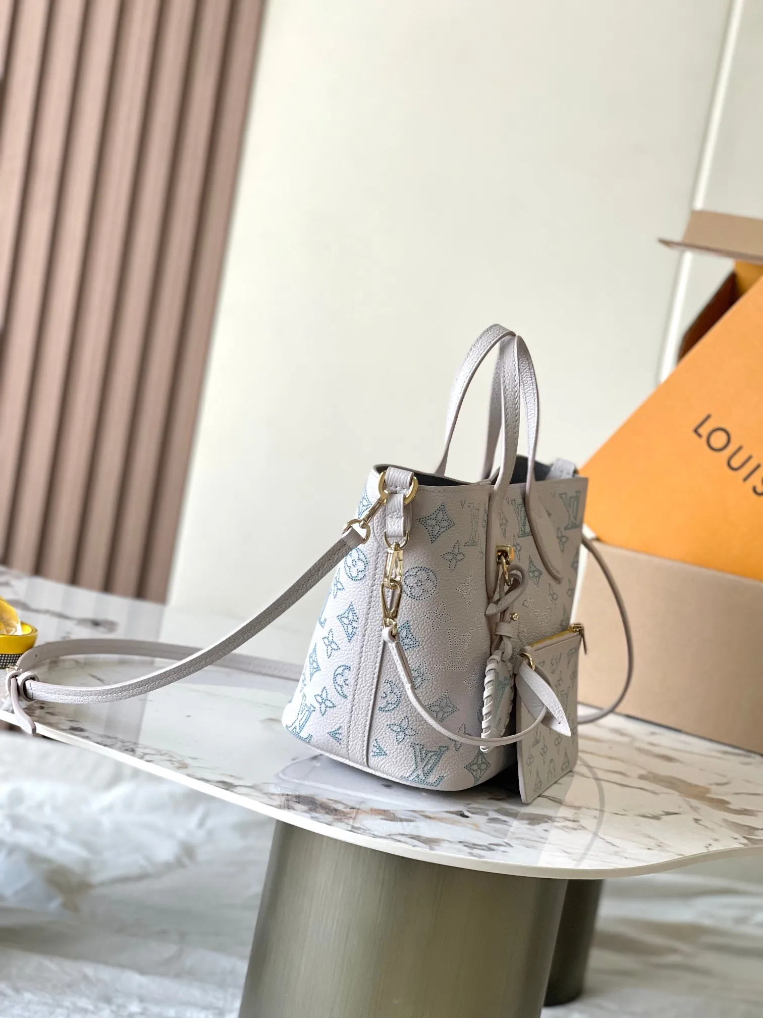 p3000 [Special grade MB chip version original leather] This Bella bucket bag hollow out (gradient) Model: M12088 hollow dynamic chip version Material: A-grade all-steel hardware, imported original fabric Packaging: full set of original duty-free MB packaging Size: 22*14*16