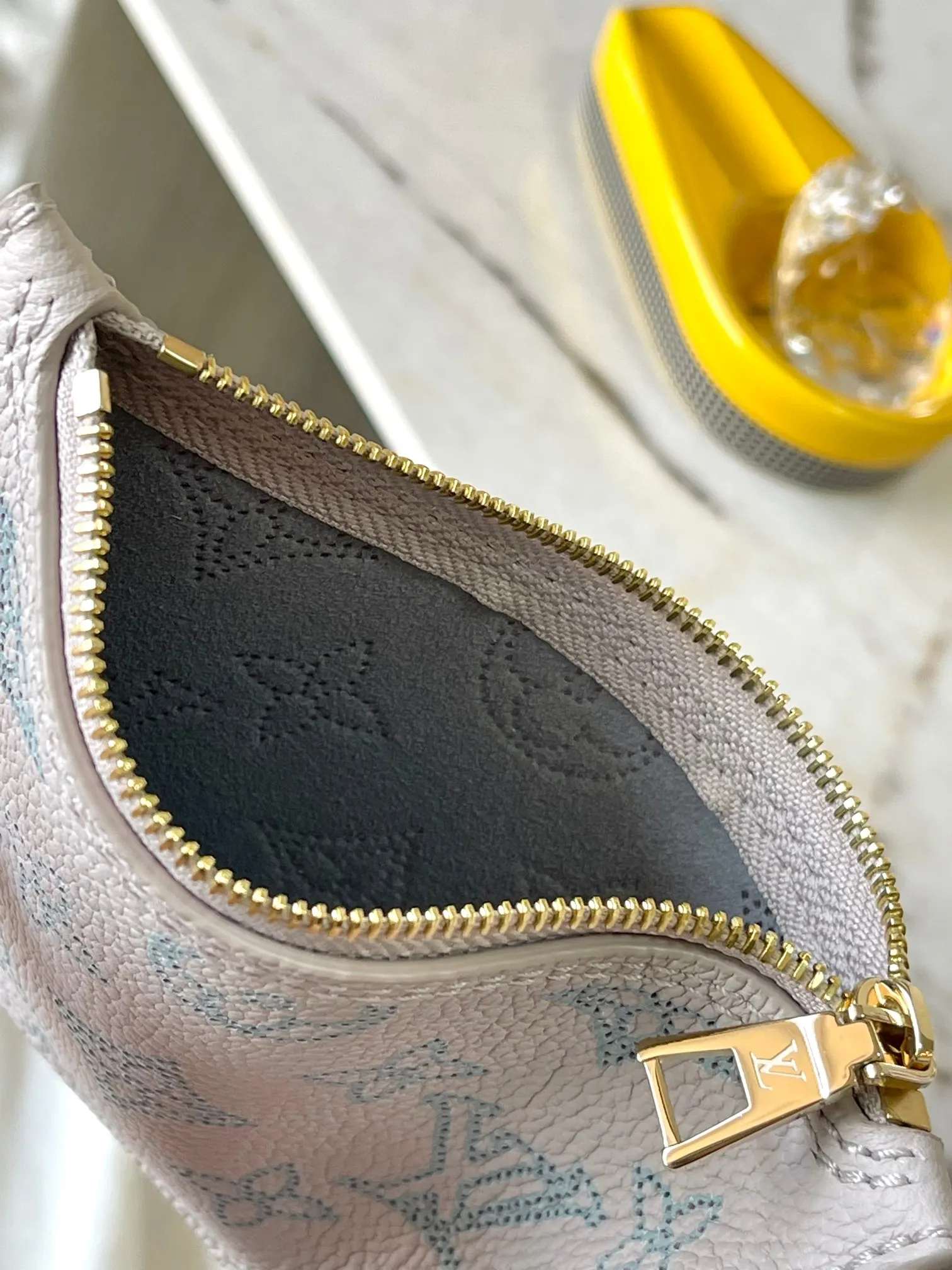 p3000 [Special grade MB chip version original leather] This Bella bucket bag hollow out (gradient) Model: M12088 hollow dynamic chip version Material: A-grade all-steel hardware, imported original fabric Packaging: full set of original duty-free MB packaging Size: 22*14*16