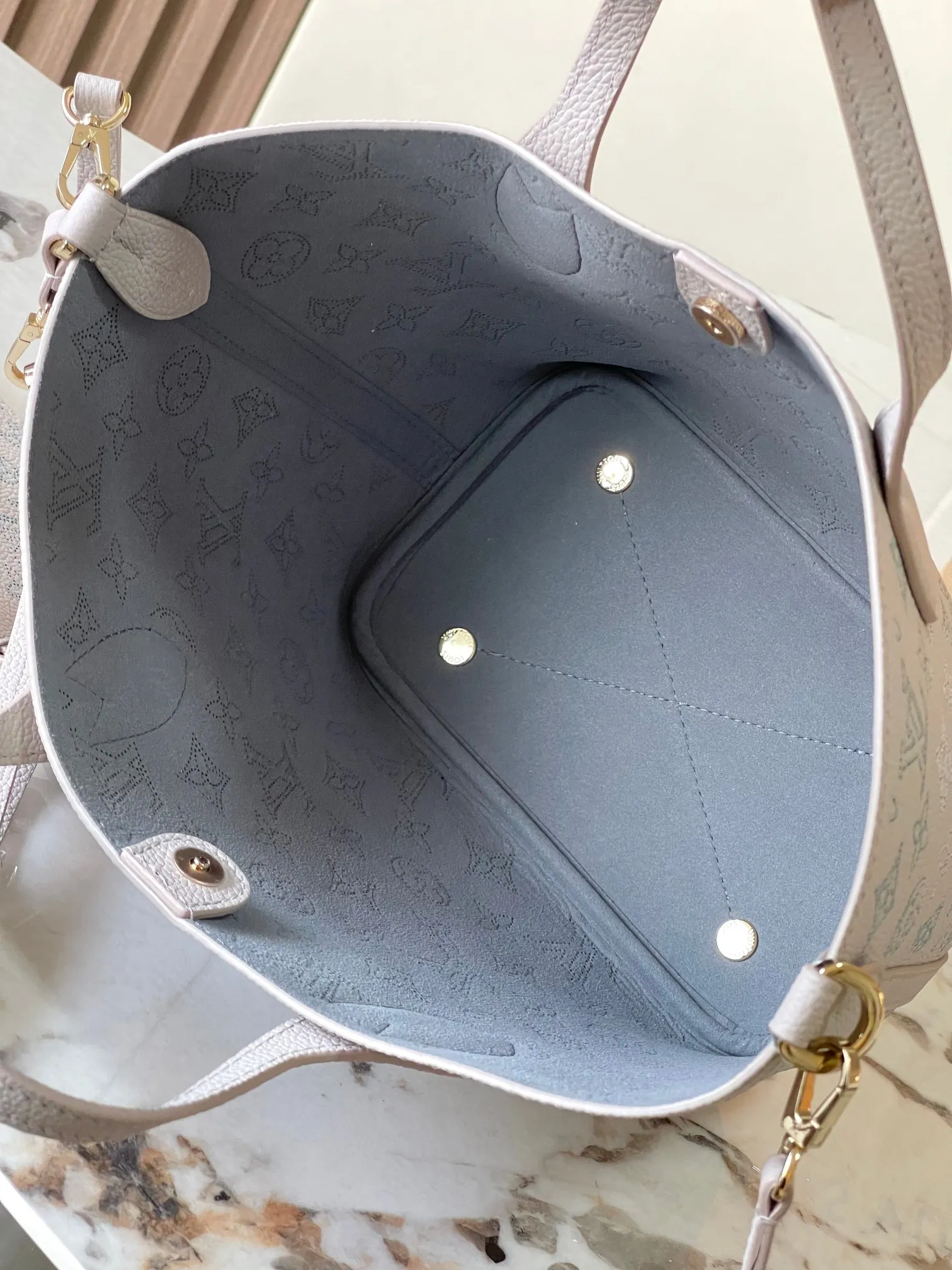 p3000 [Special grade MB chip version original leather] This Bella bucket bag hollow out (gradient) Model: M12088 hollow dynamic chip version Material: A-grade all-steel hardware, imported original fabric Packaging: full set of original duty-free MB packaging Size: 22*14*16