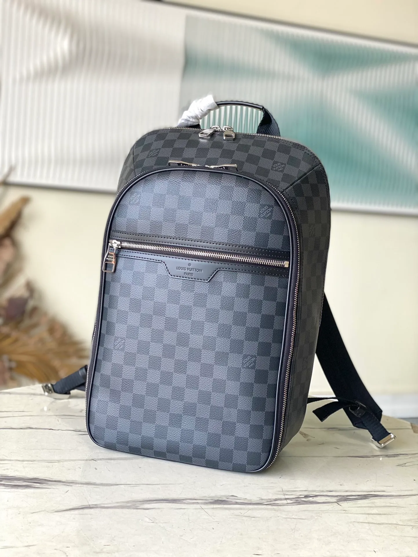 💰1080 Top Original N45279 Black Check This Michael backpack is made of Damier Infini Onyx leather embossed with Damier checkerboard pattern. It has ample space with a laptop compartment, which can easily accommodate daily needs and is suitable for both business and leisure. Dimensions: 29 x 42 x 13 cm