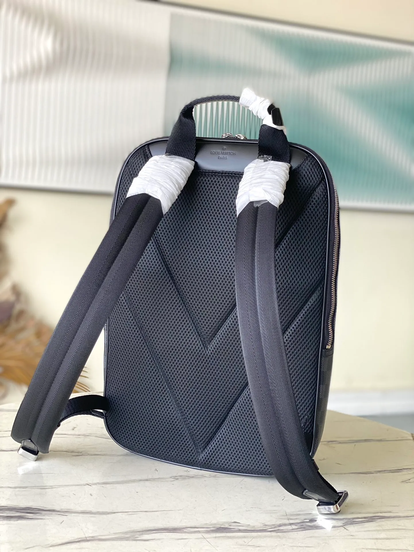 💰1080 Top Original N45279 Black Check This Michael backpack is made of Damier Infini Onyx leather embossed with Damier checkerboard pattern. It has ample space with a laptop compartment, which can easily accommodate daily needs and is suitable for both business and leisure. Dimensions: 29 x 42 x 13 cm