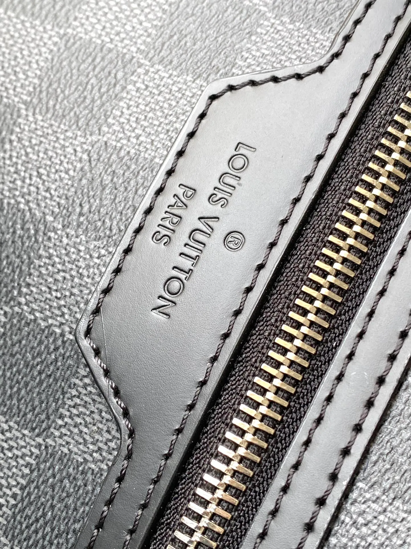 💰1080 Top Original N45279 Black Check This Michael backpack is made of Damier Infini Onyx leather embossed with Damier checkerboard pattern. It has ample space with a laptop compartment, which can easily accommodate daily needs and is suitable for both business and leisure. Dimensions: 29 x 42 x 13 cm