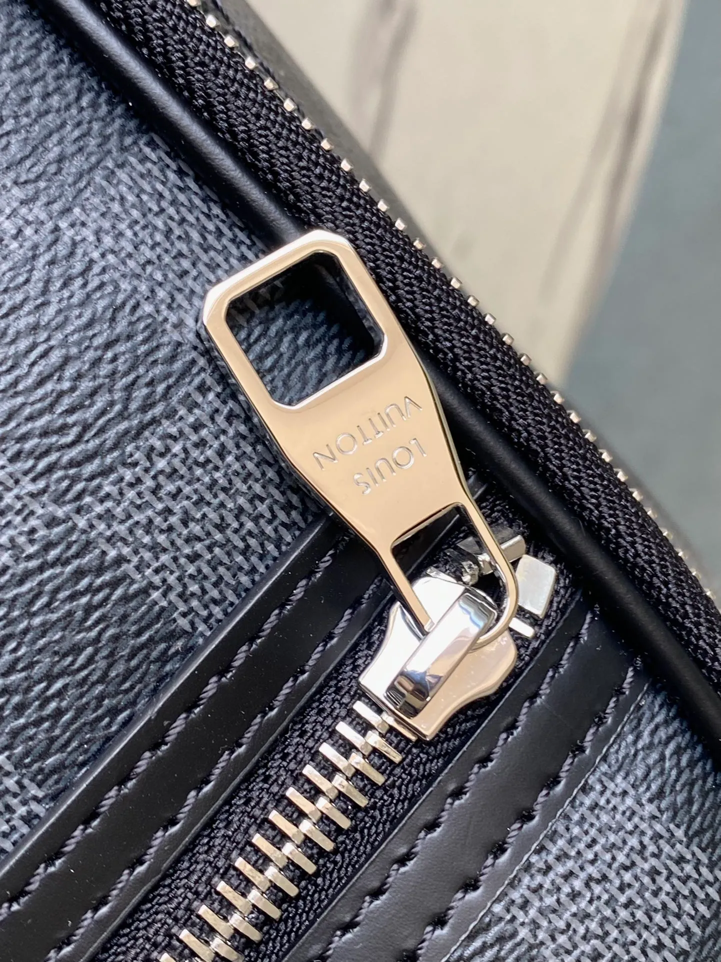 💰1080 Top Original N45279 Black Check This Michael backpack is made of Damier Infini Onyx leather embossed with Damier checkerboard pattern. It has ample space with a laptop compartment, which can easily accommodate daily needs and is suitable for both business and leisure. Dimensions: 29 x 42 x 13 cm