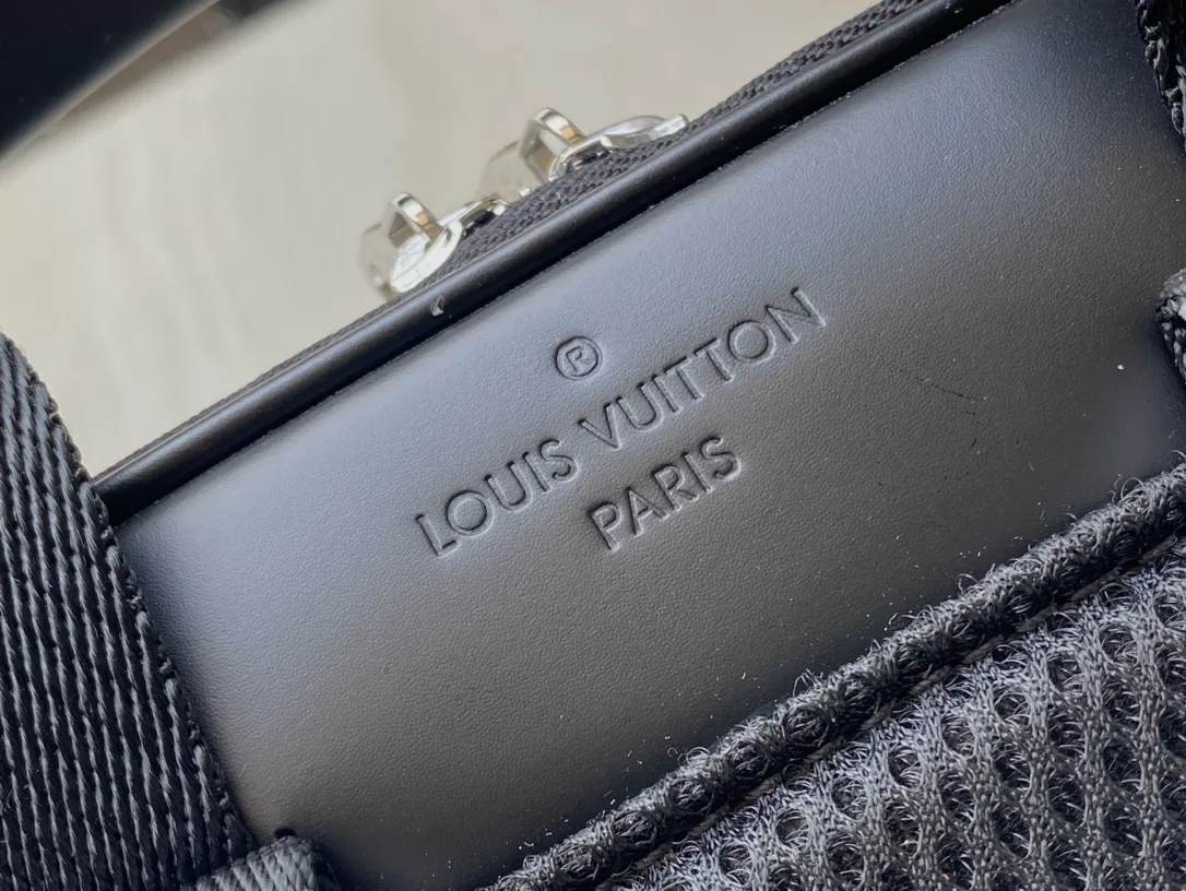 💰1080 Top Original N45279 Black Check This Michael backpack is made of Damier Infini Onyx leather embossed with Damier checkerboard pattern. It has ample space with a laptop compartment, which can easily accommodate daily needs and is suitable for both business and leisure. Dimensions: 29 x 42 x 13 cm
