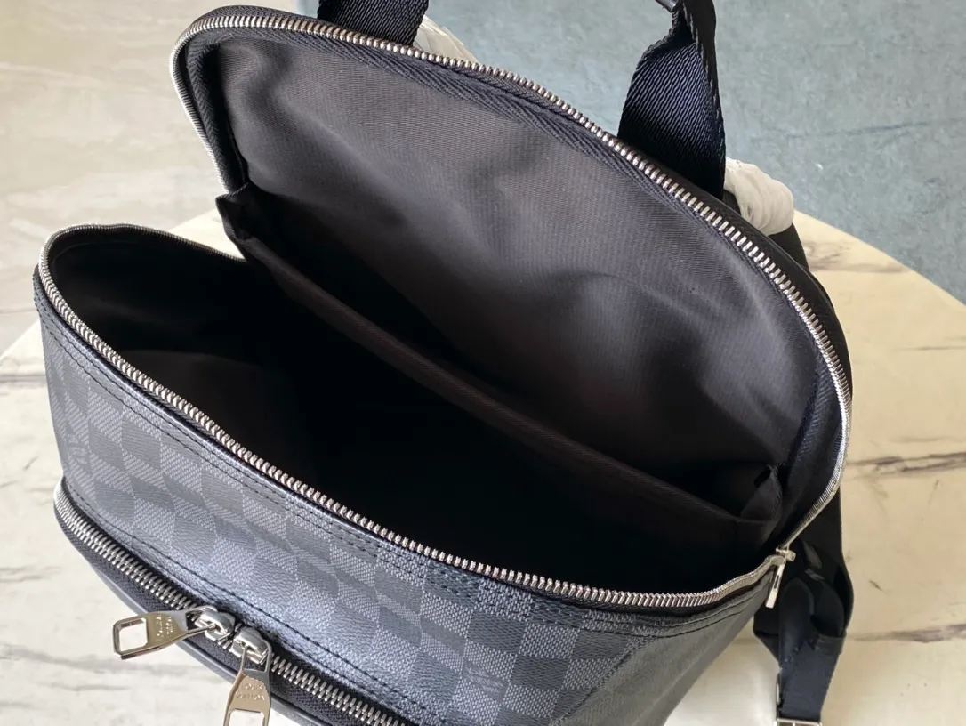 💰1080 Top Original N45279 Black Check This Michael backpack is made of Damier Infini Onyx leather embossed with Damier checkerboard pattern. It has ample space with a laptop compartment, which can easily accommodate daily needs and is suitable for both business and leisure. Dimensions: 29 x 42 x 13 cm