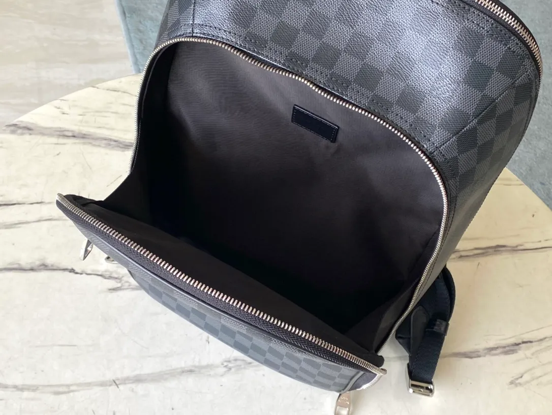 💰1080 Top Original N45279 Black Check This Michael backpack is made of Damier Infini Onyx leather embossed with Damier checkerboard pattern. It has ample space with a laptop compartment, which can easily accommodate daily needs and is suitable for both business and leisure. Dimensions: 29 x 42 x 13 cm