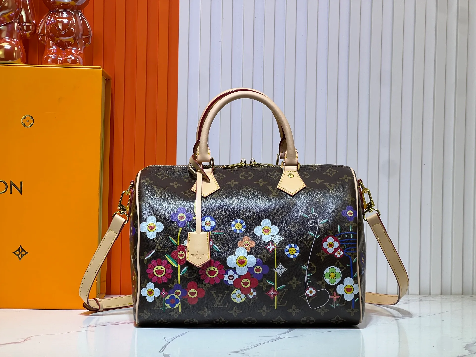 Batch 320💰M45957.M58953 M40391 This Speedy Bandoulière 30 handbag is made of Monogram canvas, cow leather trim and fabric lining. It continues the classic design of Louis Vuitton Speedy travel bag in a compact size. It is equipped with rolled leather handles and a detachable and adjustable fabric shoulder strap embellished with brand logo texture. Detailed features Dimensions: 30X21X17cm (length x height x width)