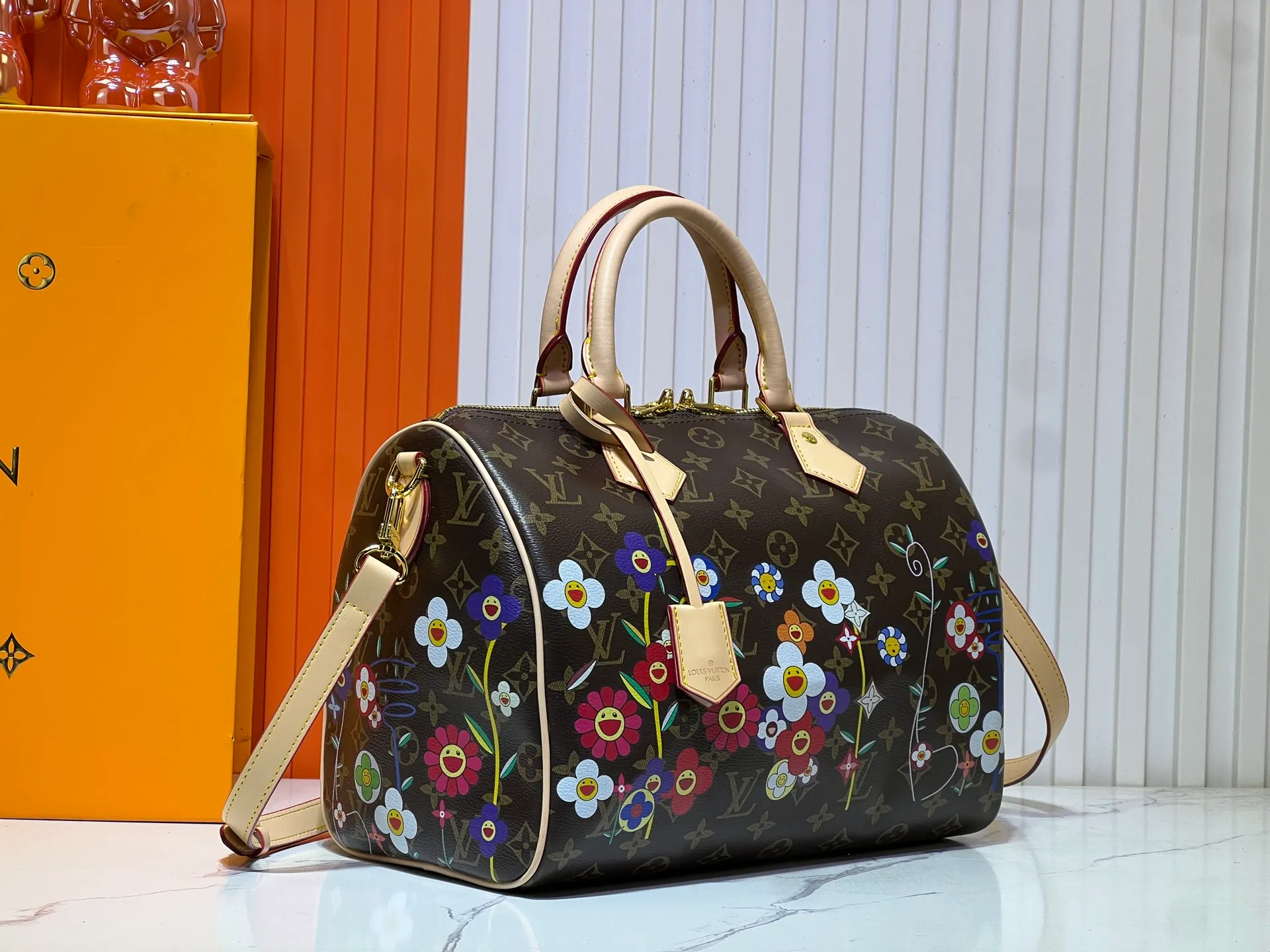 Batch 320💰M45957.M58953 M40391 This Speedy Bandoulière 30 handbag is made of Monogram canvas, cow leather trim and fabric lining. It continues the classic design of Louis Vuitton Speedy travel bag in a compact size. It is equipped with rolled leather handles and a detachable and adjustable fabric shoulder strap embellished with brand logo texture. Detailed features Dimensions: 30X21X17cm (length x height x width)