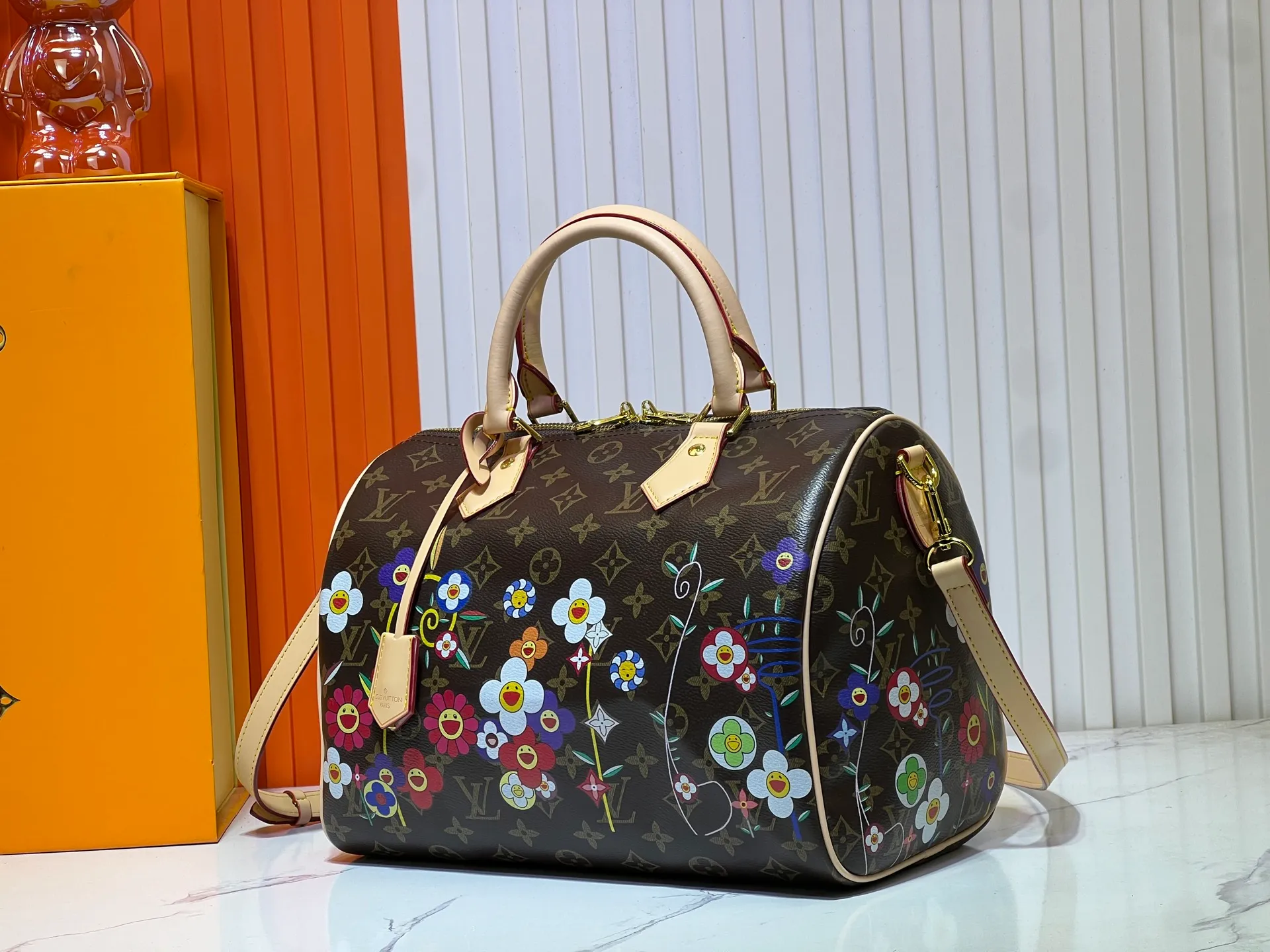 Batch 320💰M45957.M58953 M40391 This Speedy Bandoulière 30 handbag is made of Monogram canvas, cow leather trim and fabric lining. It continues the classic design of Louis Vuitton Speedy travel bag in a compact size. It is equipped with rolled leather handles and a detachable and adjustable fabric shoulder strap embellished with brand logo texture. Detailed features Dimensions: 30X21X17cm (length x height x width)