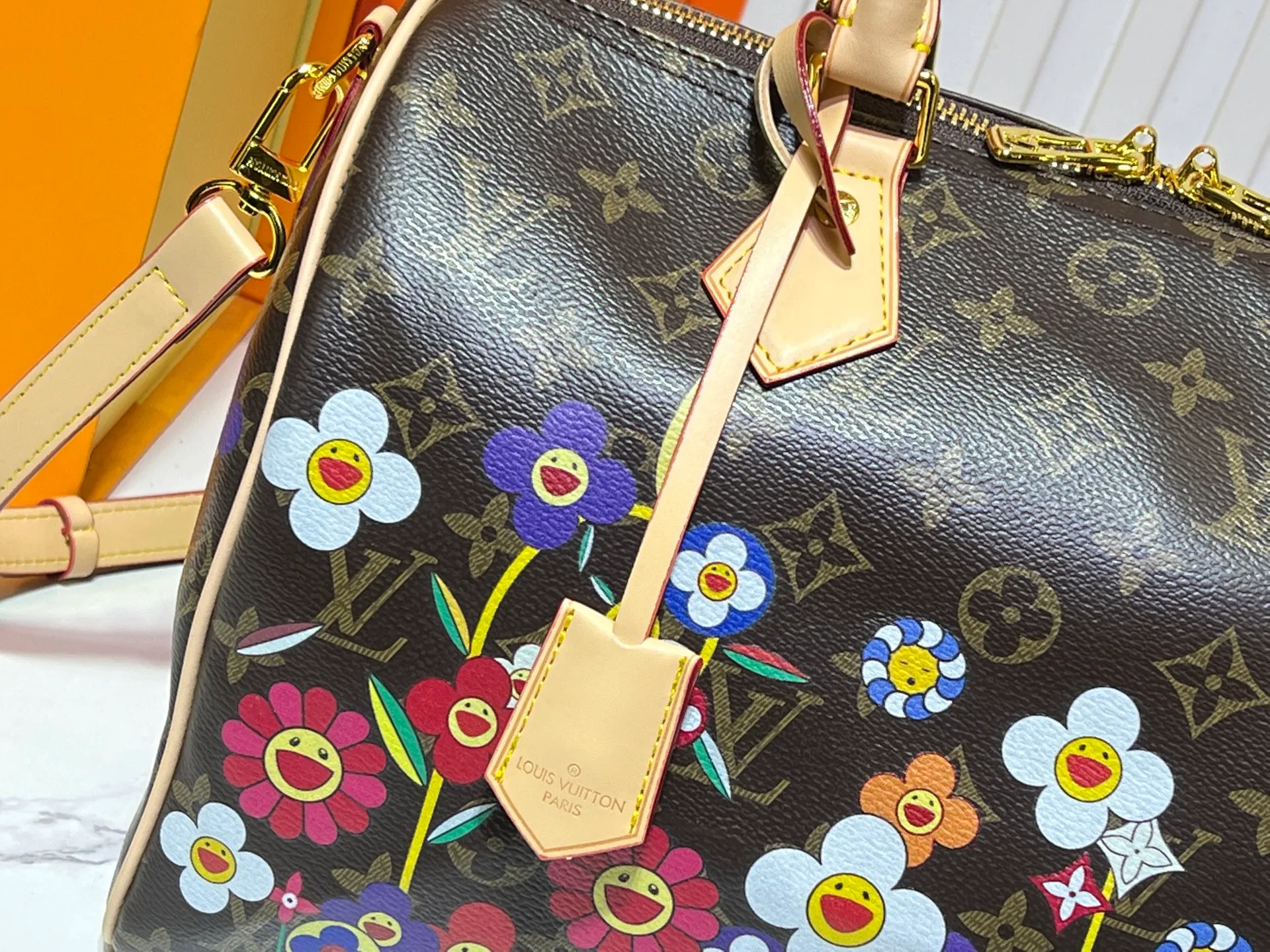 Batch 320💰M45957.M58953 M40391 This Speedy Bandoulière 30 handbag is made of Monogram canvas, cow leather trim and fabric lining. It continues the classic design of Louis Vuitton Speedy travel bag in a compact size. It is equipped with rolled leather handles and a detachable and adjustable fabric shoulder strap embellished with brand logo texture. Detailed features Dimensions: 30X21X17cm (length x height x width)