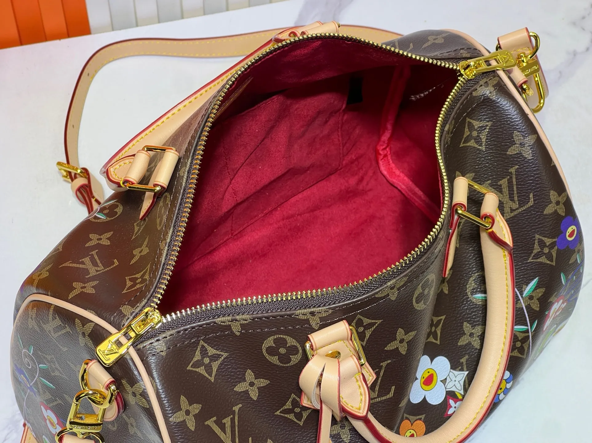 Batch 320💰M45957.M58953 M40391 This Speedy Bandoulière 30 handbag is made of Monogram canvas, cow leather trim and fabric lining. It continues the classic design of Louis Vuitton Speedy travel bag in a compact size. It is equipped with rolled leather handles and a detachable and adjustable fabric shoulder strap embellished with brand logo texture. Detailed features Dimensions: 30X21X17cm (length x height x width)