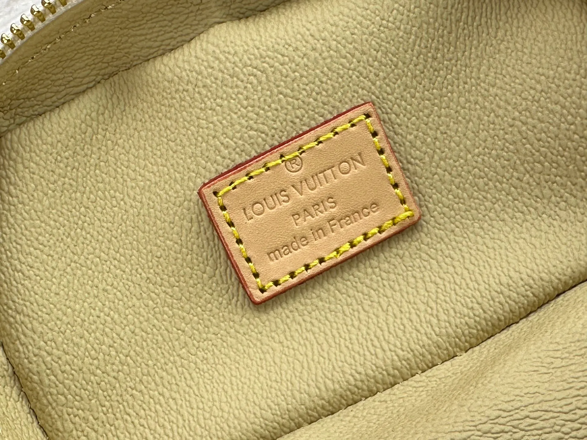 P220 Upgraded original M13747 M44495 M42265 M44936 M42263 lv Murakami Nice mini Nano cosmetic bag with Monogram printing and 33 colorful colors. In 2025, Murakami and LV jointly launched the white tricolor and black tricolor twelve pieces, which are very popular around the world and are loved by celebrities and celebrities. Dimensions: 14 x 10.2 x 8.5 (LxHxW)