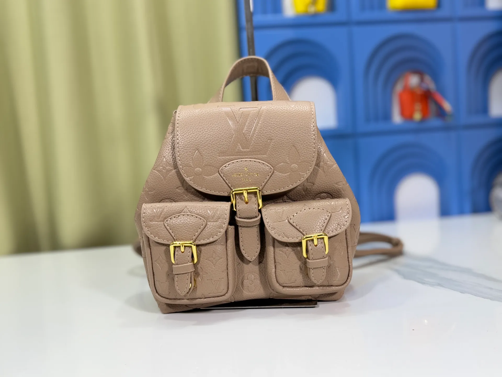 P260 Upgraded original M12987 M47074 M47072 M47106 This Backup backpack reinterprets the fresh tones of the LV Milky Way series with soft touches, using Monogram Empreinte leather with elegant metal hardware. Multiple pockets designed to easily store large wallets and travel essentials. Dimensions: 20.0 x 22.0 x 14.0 cm (length x height x width)