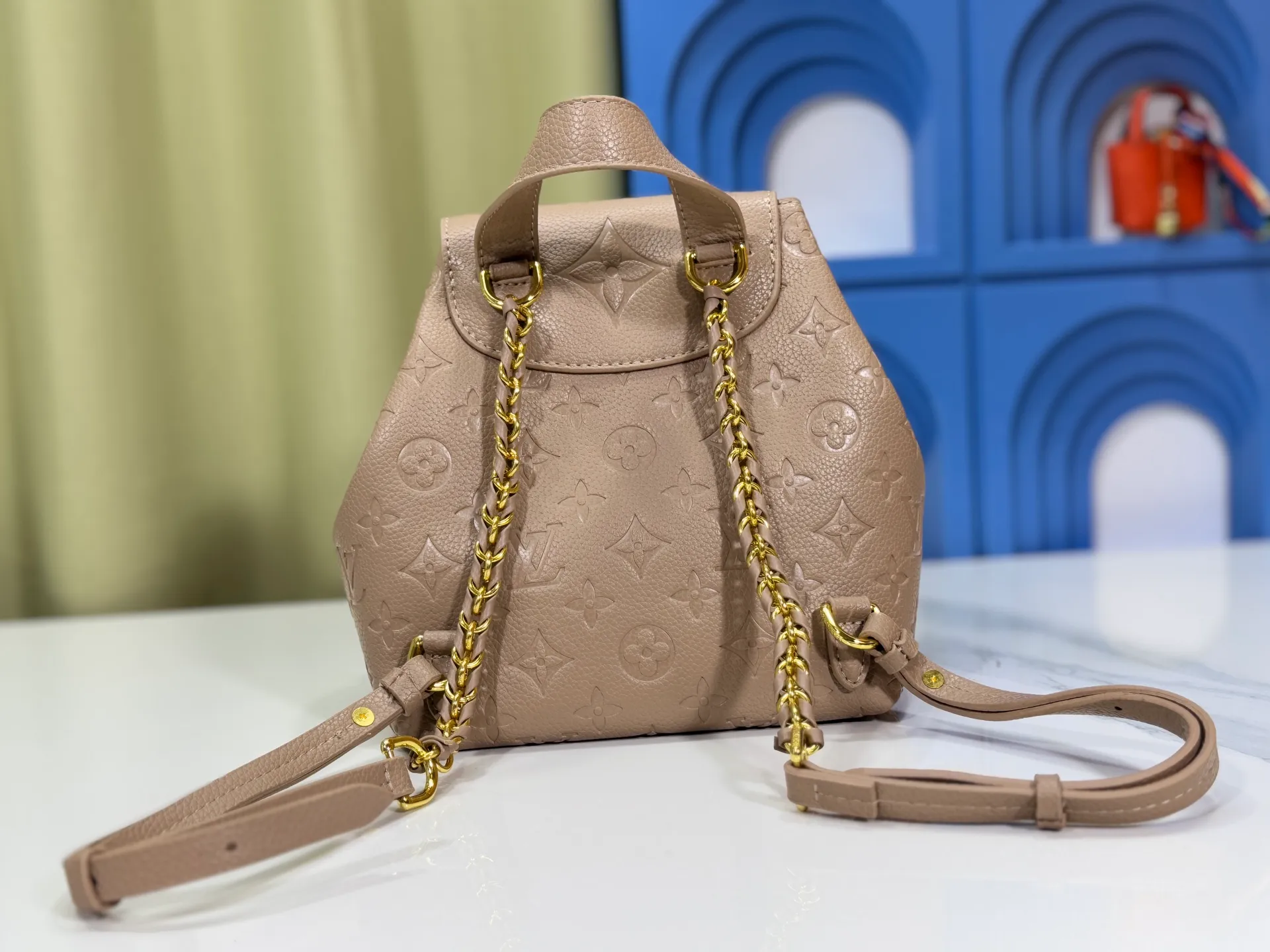 P260 Upgraded original M12987 M47074 M47072 M47106 This Backup backpack reinterprets the fresh tones of the LV Milky Way series with soft touches, using Monogram Empreinte leather with elegant metal hardware. Multiple pockets designed to easily store large wallets and travel essentials. Dimensions: 20.0 x 22.0 x 14.0 cm (length x height x width)