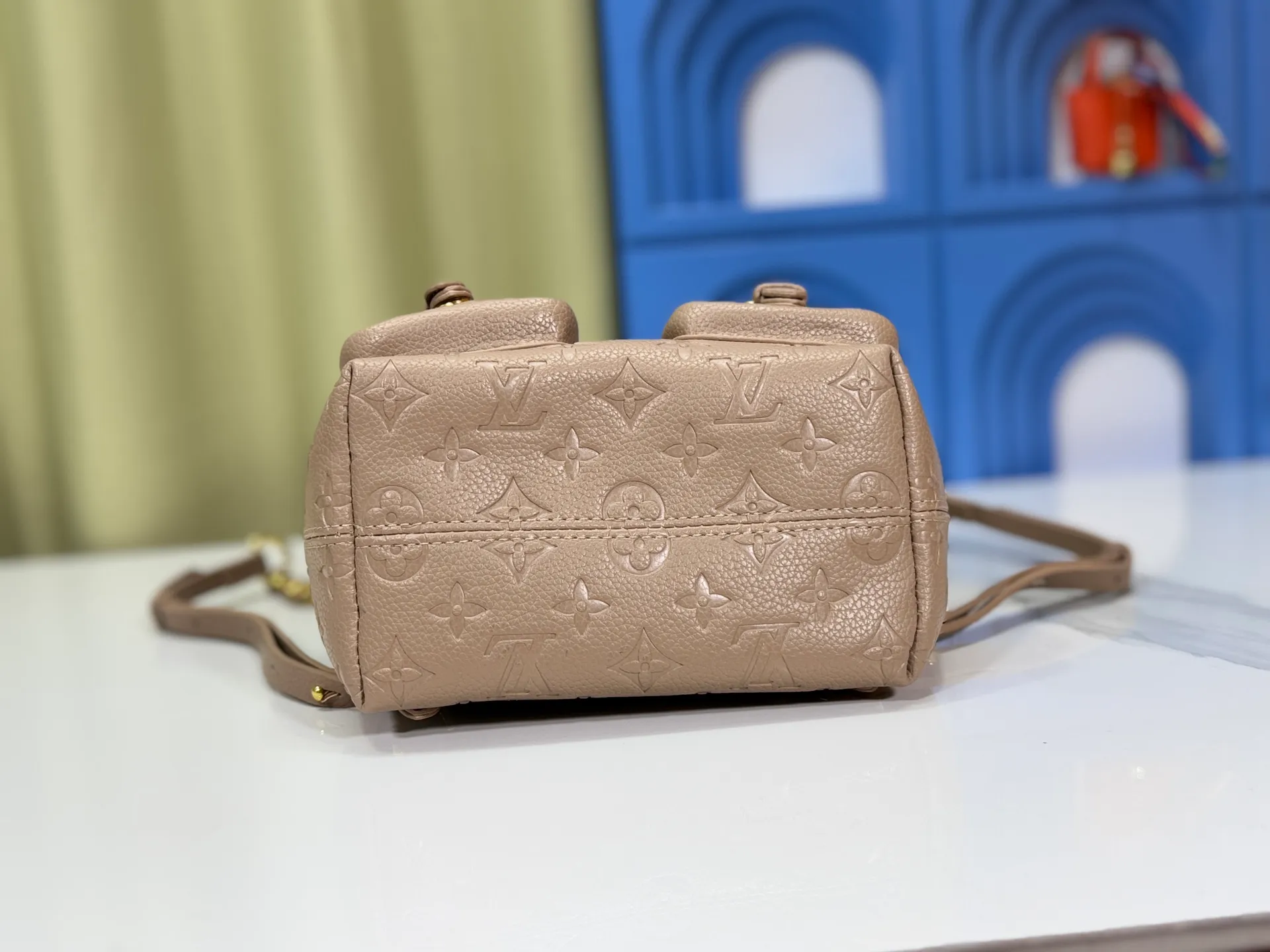 P260 Upgraded original M12987 M47074 M47072 M47106 This Backup backpack reinterprets the fresh tones of the LV Milky Way series with soft touches, using Monogram Empreinte leather with elegant metal hardware. Multiple pockets designed to easily store large wallets and travel essentials. Dimensions: 20.0 x 22.0 x 14.0 cm (length x height x width)