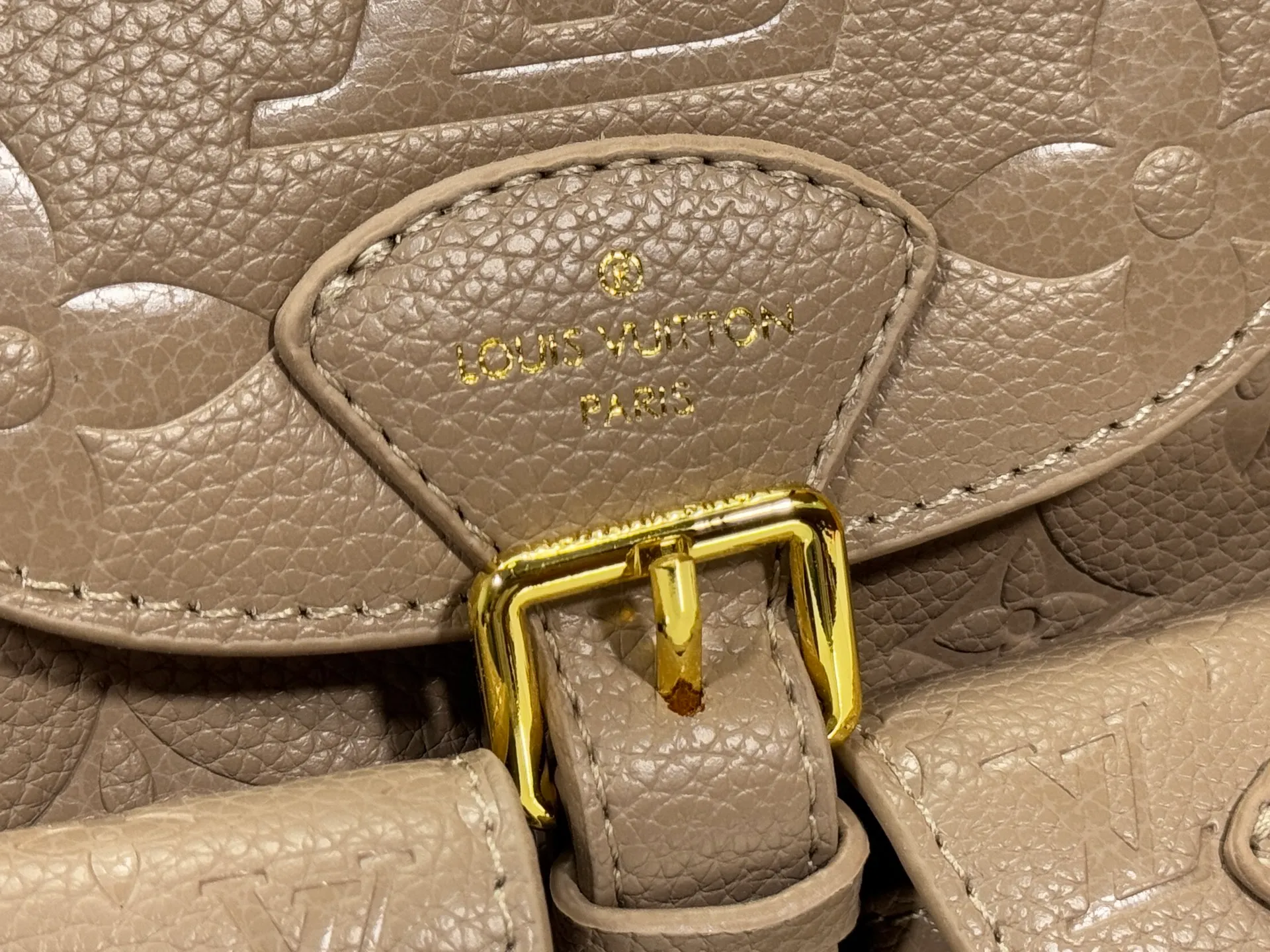 P260 Upgraded original M12987 M47074 M47072 M47106 This Backup backpack reinterprets the fresh tones of the LV Milky Way series with soft touches, using Monogram Empreinte leather with elegant metal hardware. Multiple pockets designed to easily store large wallets and travel essentials. Dimensions: 20.0 x 22.0 x 14.0 cm (length x height x width)
