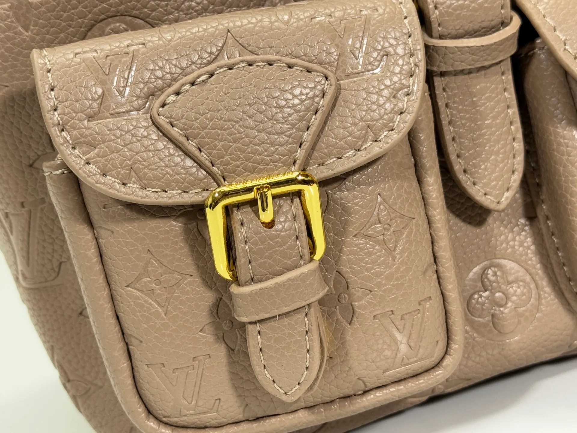 P260 Upgraded original M12987 M47074 M47072 M47106 This Backup backpack reinterprets the fresh tones of the LV Milky Way series with soft touches, using Monogram Empreinte leather with elegant metal hardware. Multiple pockets designed to easily store large wallets and travel essentials. Dimensions: 20.0 x 22.0 x 14.0 cm (length x height x width)