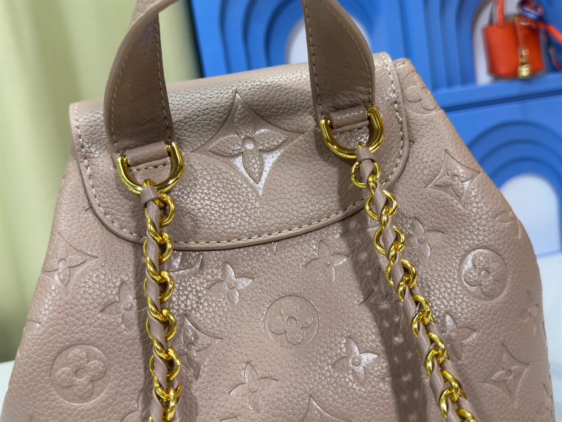 P260 Upgraded original M12987 M47074 M47072 M47106 This Backup backpack reinterprets the fresh tones of the LV Milky Way series with soft touches, using Monogram Empreinte leather with elegant metal hardware. Multiple pockets designed to easily store large wallets and travel essentials. Dimensions: 20.0 x 22.0 x 14.0 cm (length x height x width)