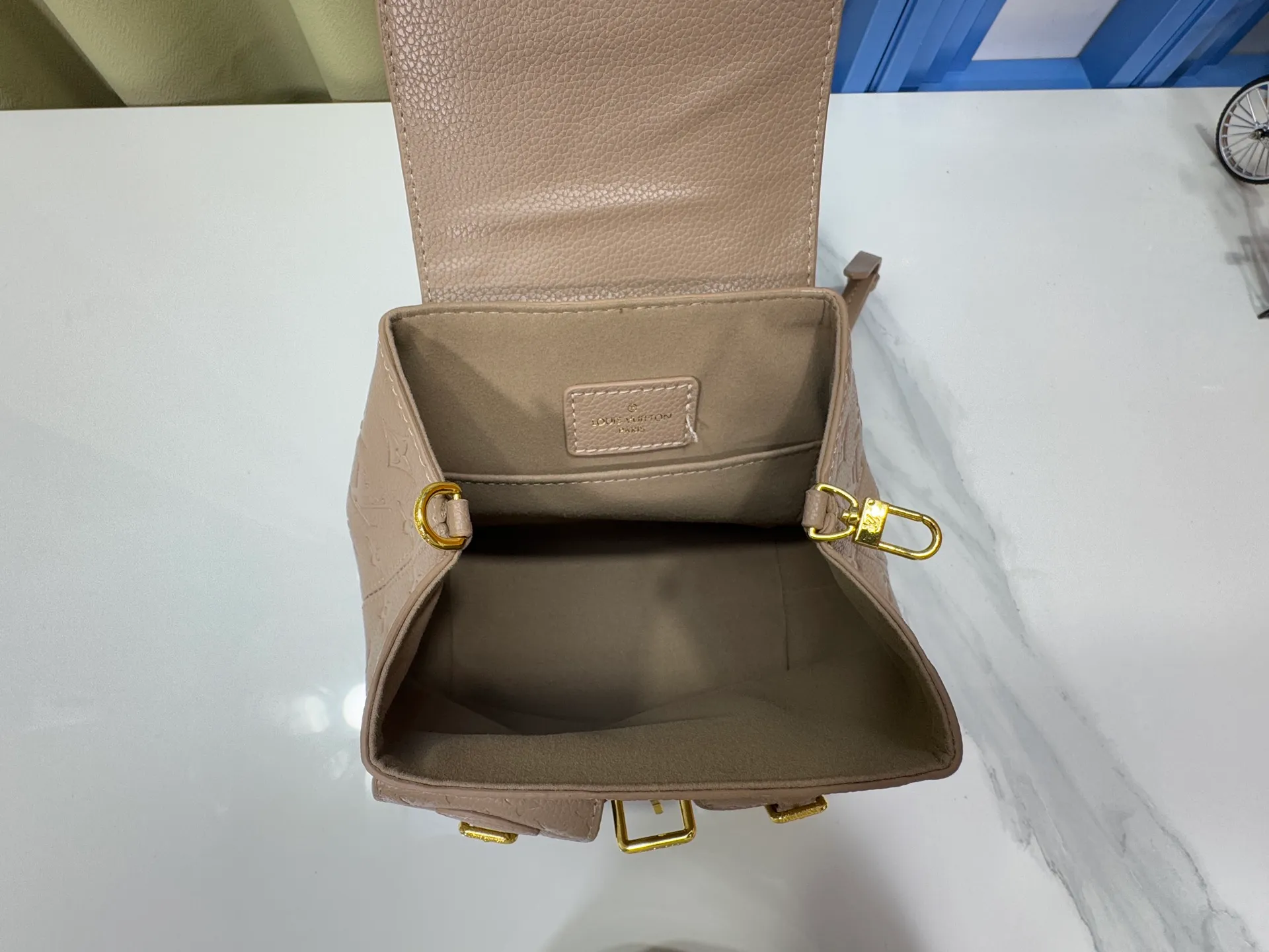 P260 Upgraded original M12987 M47074 M47072 M47106 This Backup backpack reinterprets the fresh tones of the LV Milky Way series with soft touches, using Monogram Empreinte leather with elegant metal hardware. Multiple pockets designed to easily store large wallets and travel essentials. Dimensions: 20.0 x 22.0 x 14.0 cm (length x height x width)