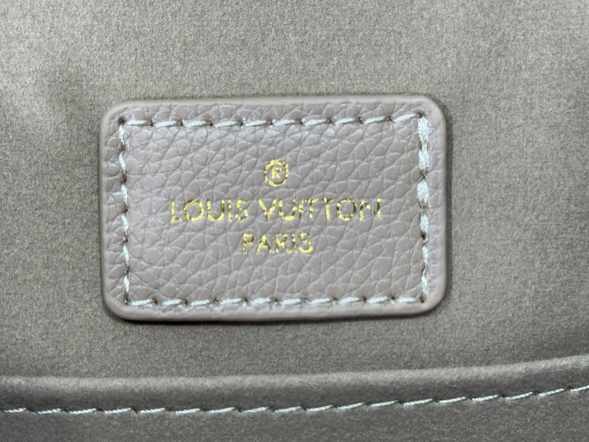 P260 Upgraded original M12987 M47074 M47072 M47106 This Backup backpack reinterprets the fresh tones of the LV Milky Way series with soft touches, using Monogram Empreinte leather with elegant metal hardware. Multiple pockets designed to easily store large wallets and travel essentials. Dimensions: 20.0 x 22.0 x 14.0 cm (length x height x width)