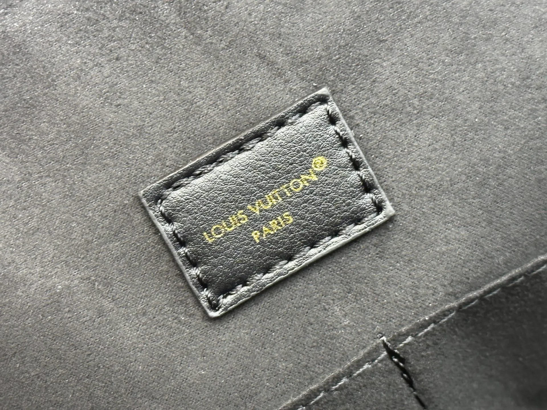 P300 Upgraded Original M26688 M26257 Inspired by Alma Horizontal in the early 2000s, this is a newly launched double-layer sweater in the Low Key series. Made of peanut cowhide material with seasonal denim tones. The security zipper-type silhouette is decorated with gold-colored hardware such as the signature handkerchief. Not only laptops, but also daily necessities can be easily stored. Removable single compartment pocket. Dimensions: 43.5 x 26.5 x 14.5 cm