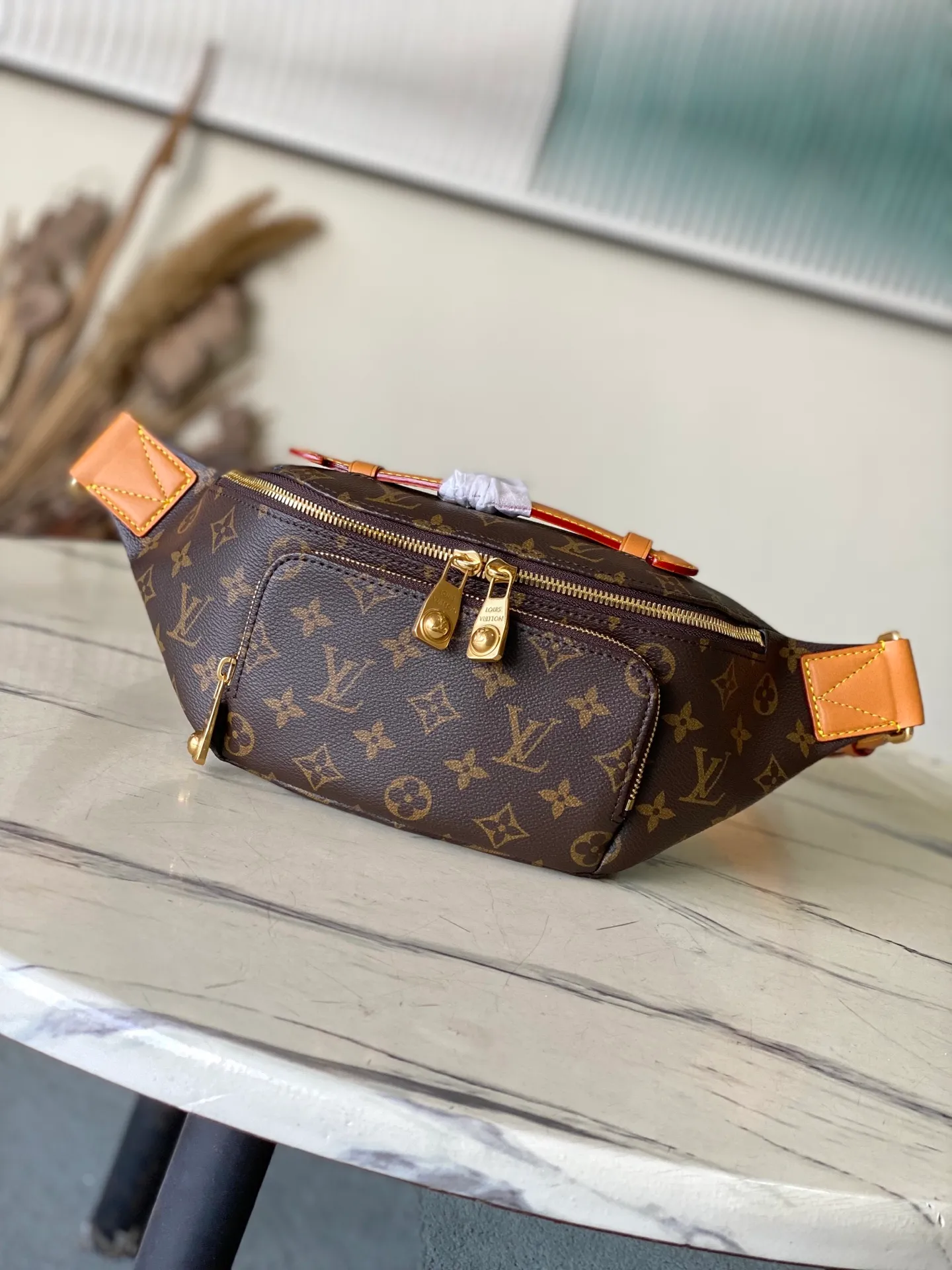 💰1040 (top layer leather) top original order M14019 This Rush waist bag is made of soft Monogram canvas, combining functional considerations with trendy style. A beaded zipper pull opens the zippered front pocket to securely store your phone, keys and cards. A zippered main compartment provides shelter for daily essentials, while an adjustable strap and top leather handle add carrying options. Dimensions: 30 × 15 × 8 cm