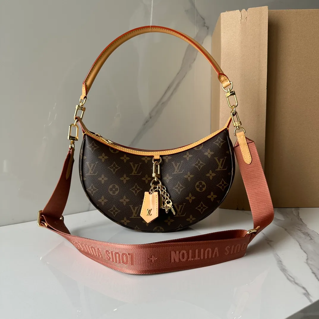 💰940 The top original Loop Hobo handbag M12939 combines Monogram coated canvas and Monogram Reverse coated canvas, with leather corners to define the trendy half-moon silhouette. Both detachable handles and adjustable shoulder strap allow for a variety of carrying options. Dimensions: 22 x 9 x 33 cm (H x W x Length)