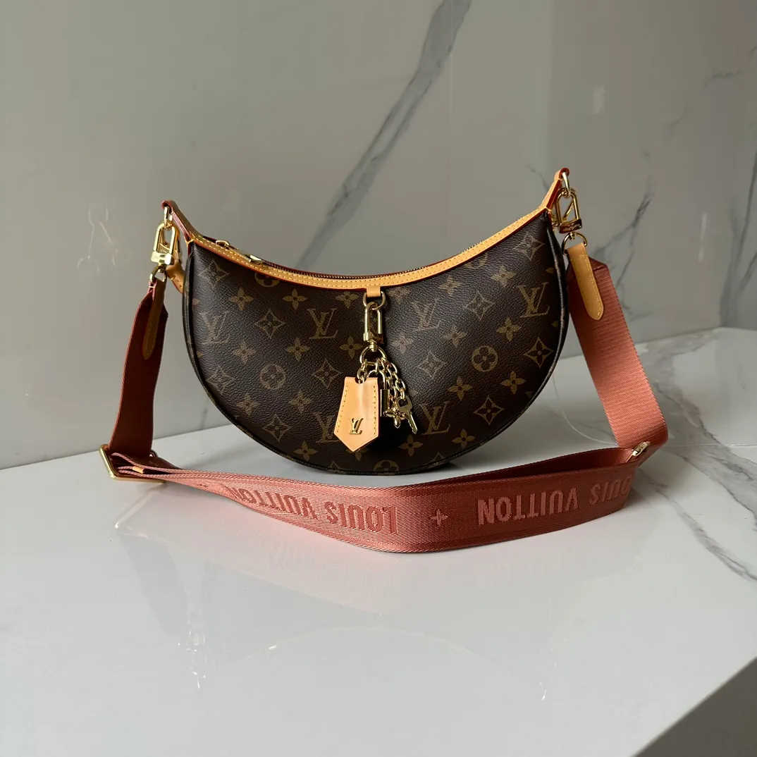 💰940 The top original Loop Hobo handbag M12939 combines Monogram coated canvas and Monogram Reverse coated canvas, with leather corners to define the trendy half-moon silhouette. Both detachable handles and adjustable shoulder strap allow for a variety of carrying options. Dimensions: 22 x 9 x 33 cm (H x W x Length)